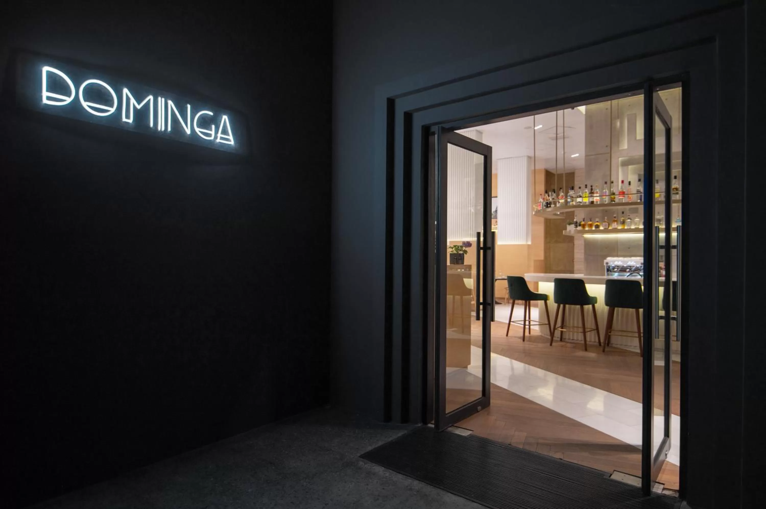 Restaurant/places to eat in Met Hotel