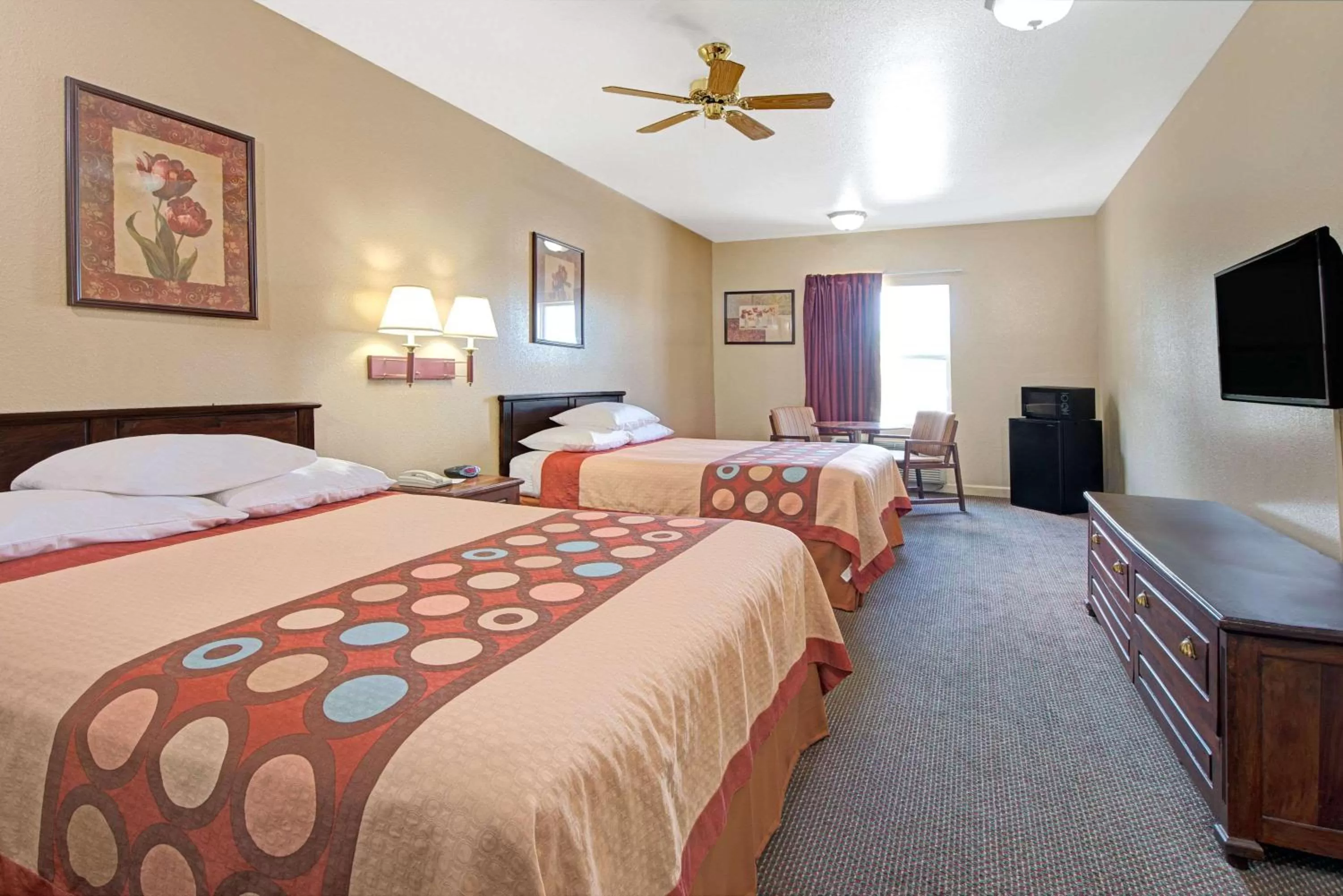 Photo of the whole room, Bed in Super 8 by Wyndham St. Louis Airport