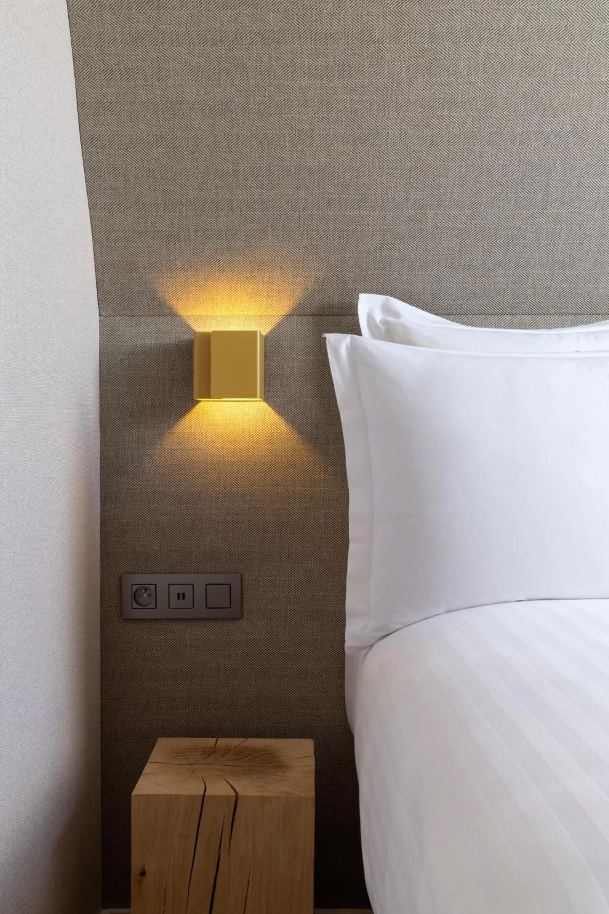 Bedroom, Bed in Hôtel Beige