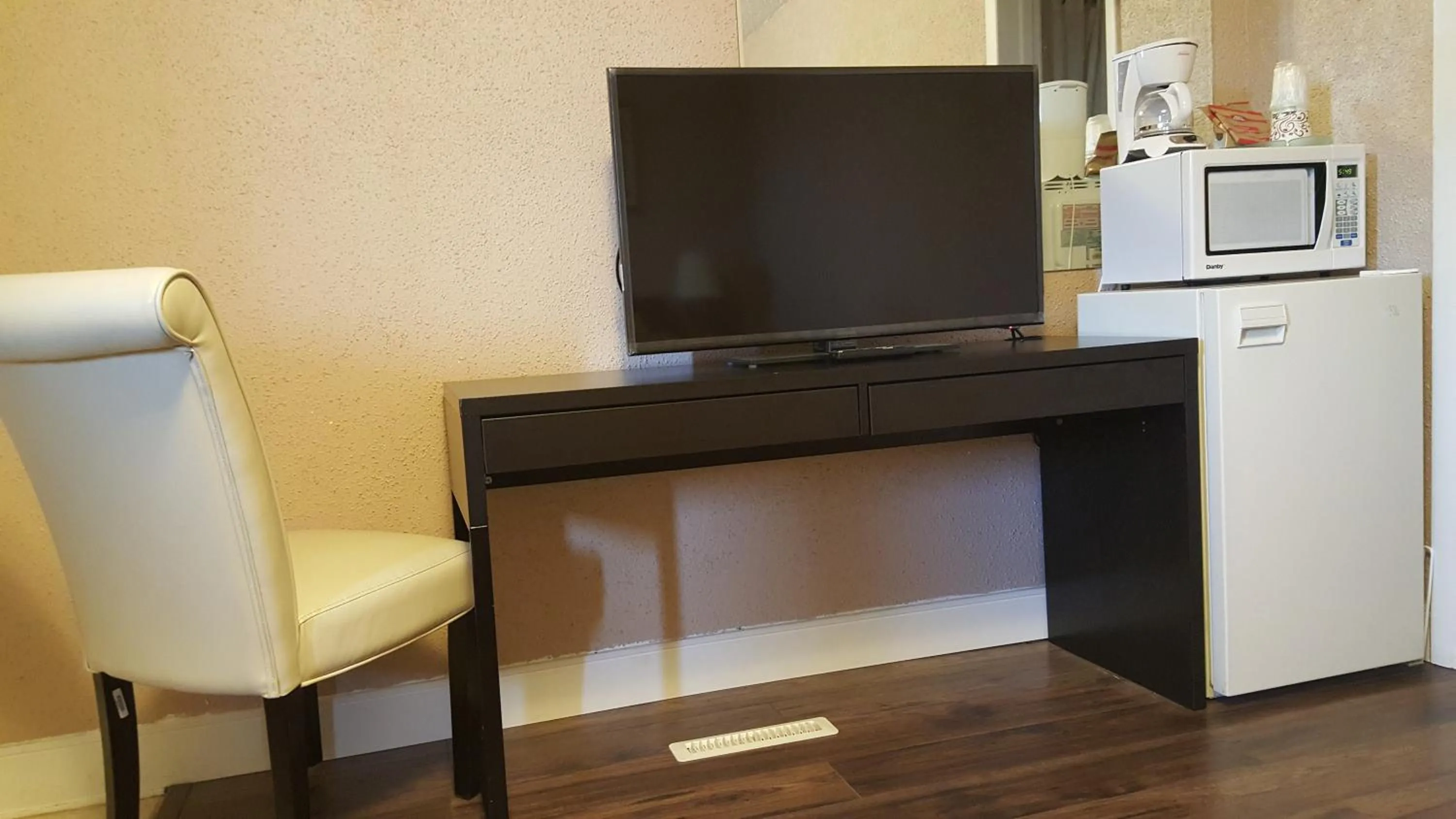 TV and multimedia in Centennial Motel