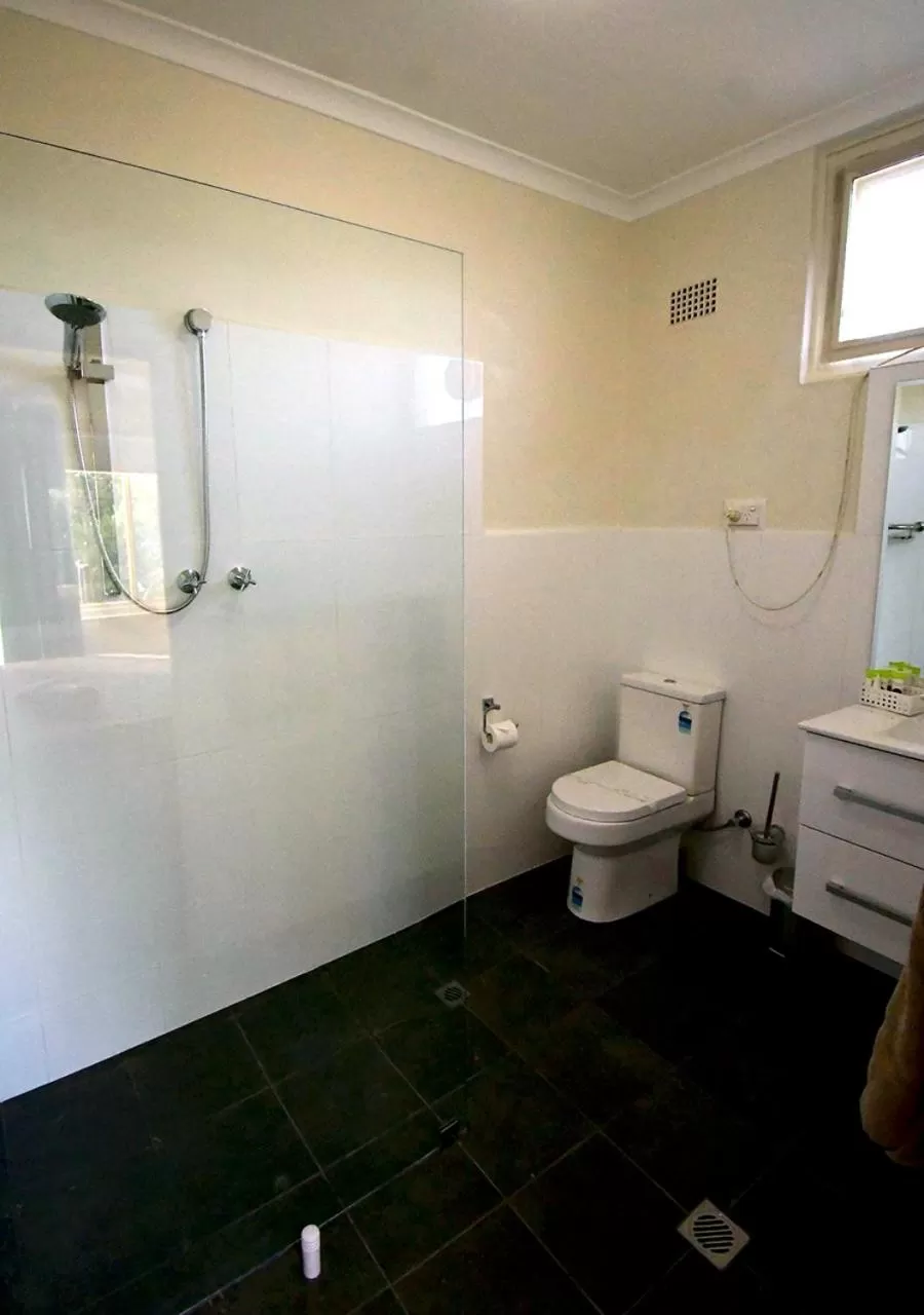 Bathroom in Memphis Motor Inn- UNDER NEW MANAGEMENT