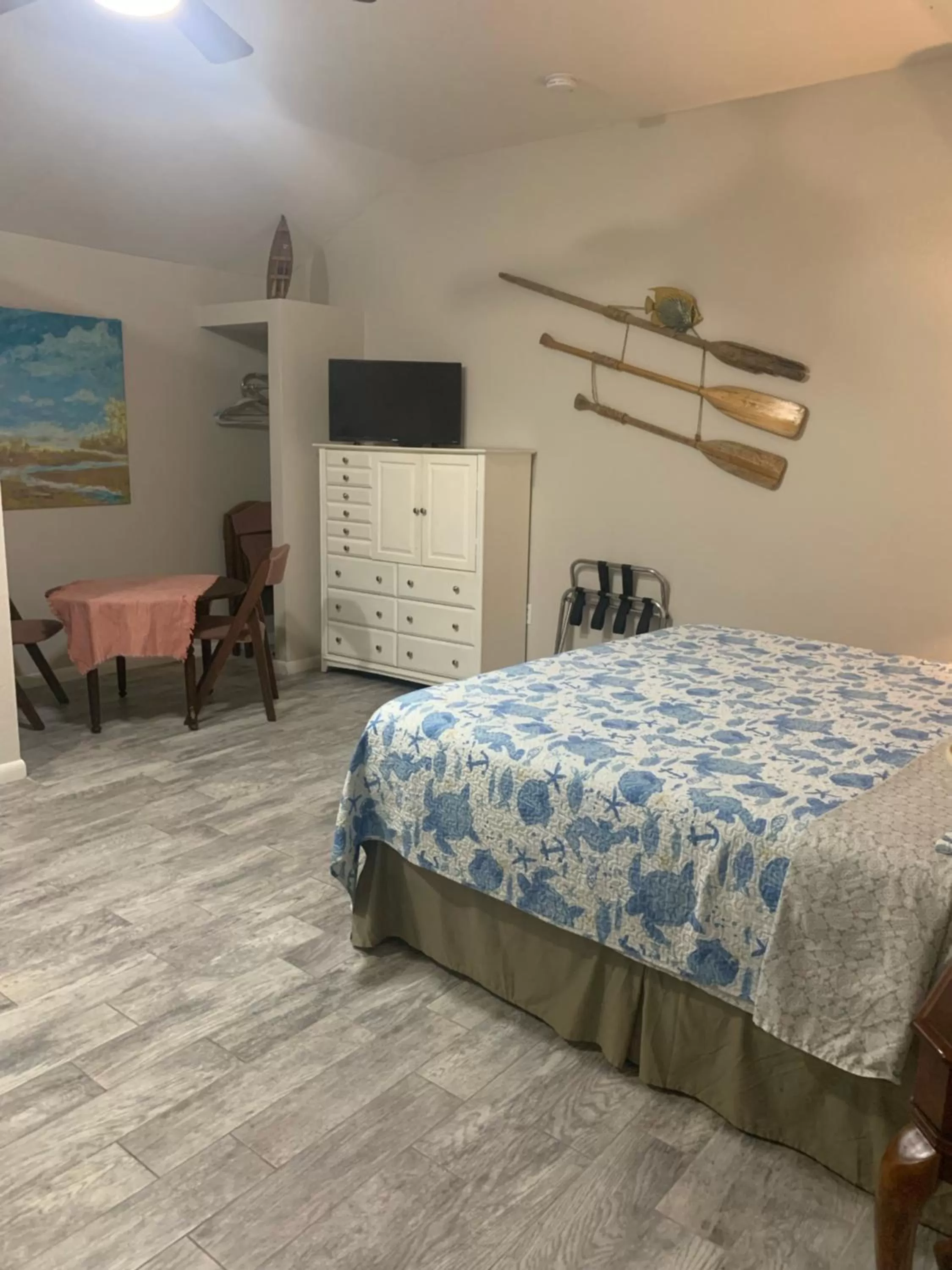 Bedroom, Bed in Nature Coast Inn & Cottages