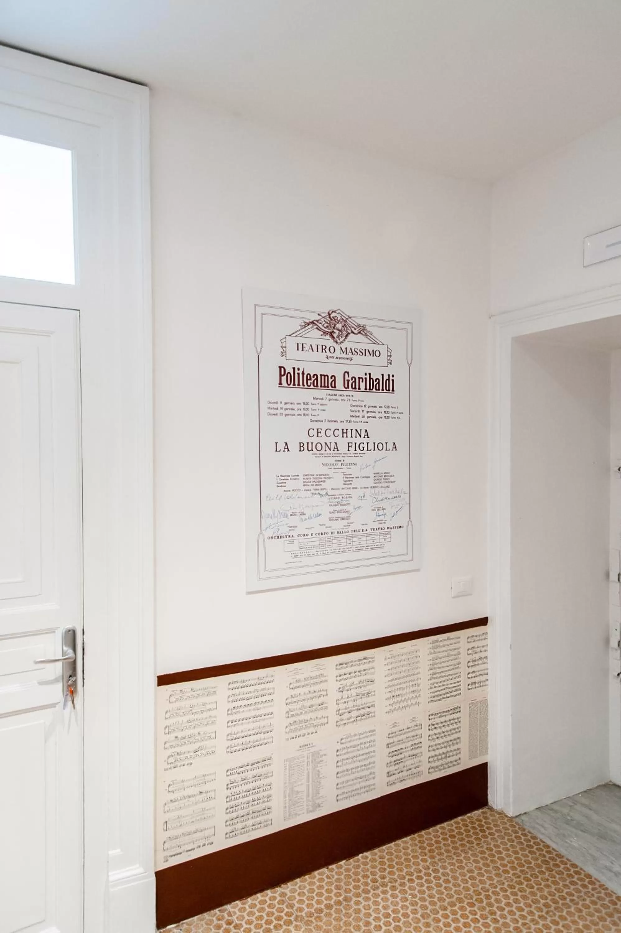 Lobby or reception in L'Opera Buffa