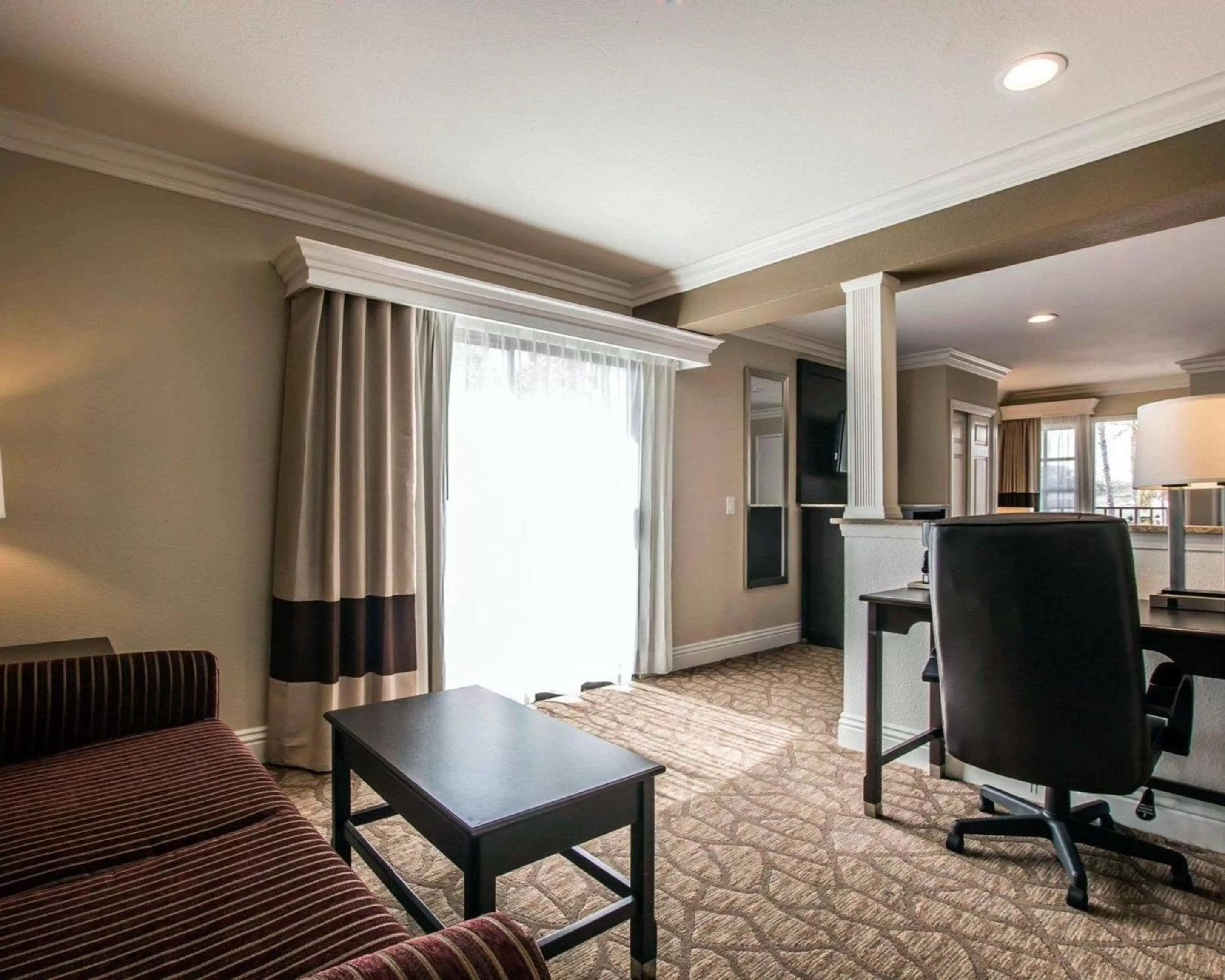 Photo of the whole room in Comfort Suites San Clemente Beach