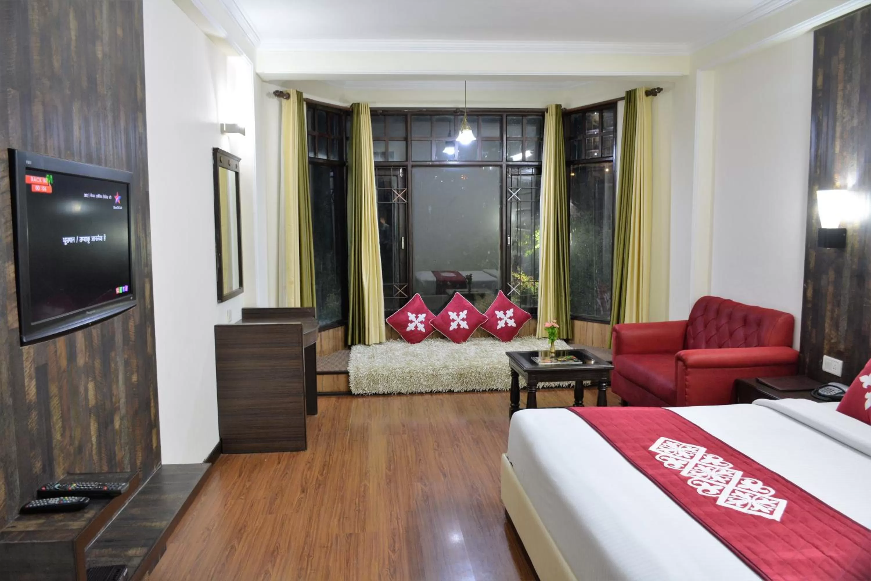 Photo of the whole room, Seating Area in Snow Valley Resorts & Spa Manali