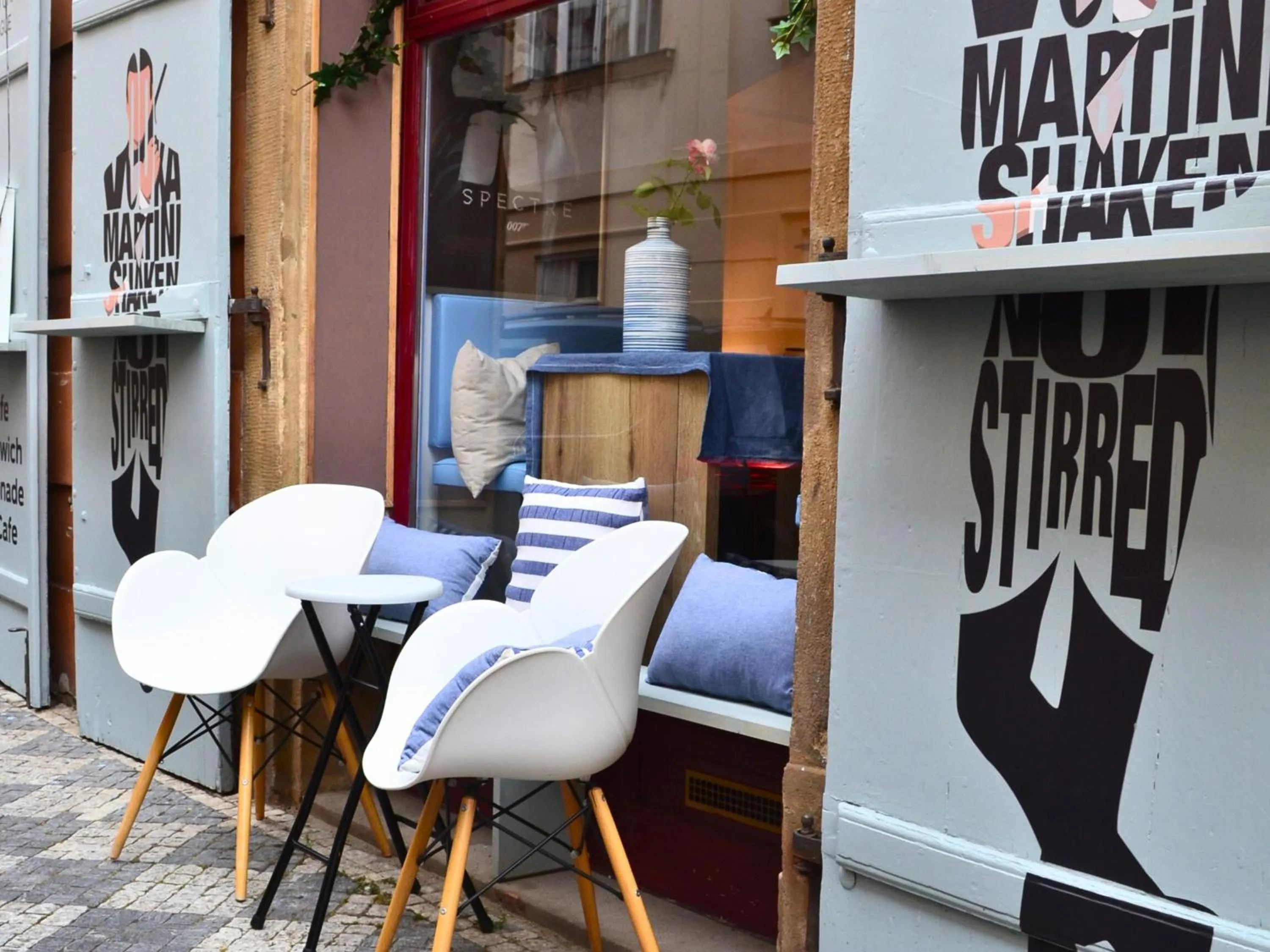 Restaurant/places to eat in Chateau 9 Apartments by Adrez