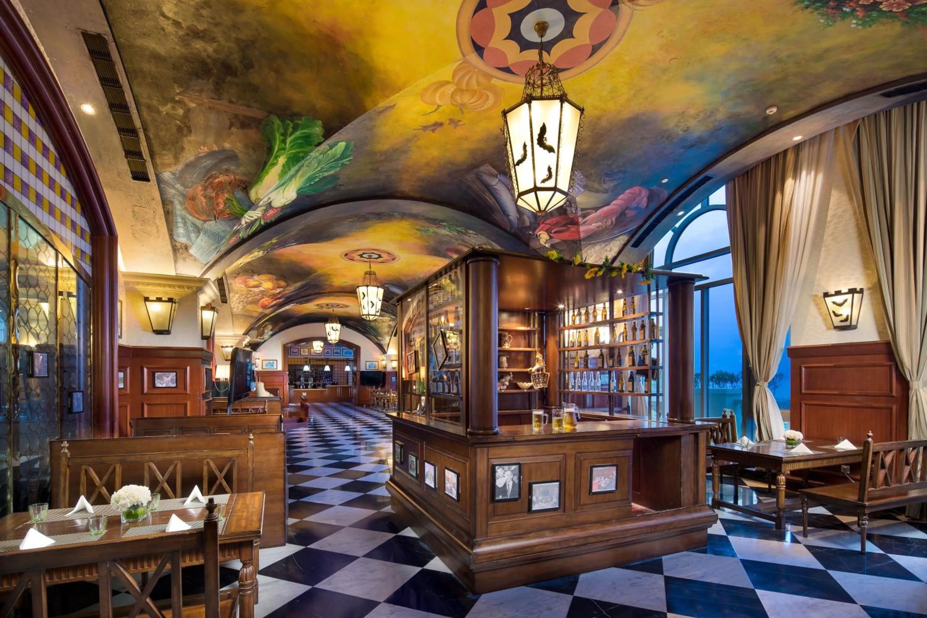 Lounge or bar in Crowne Plaza Ocean Spring Resort by IHG