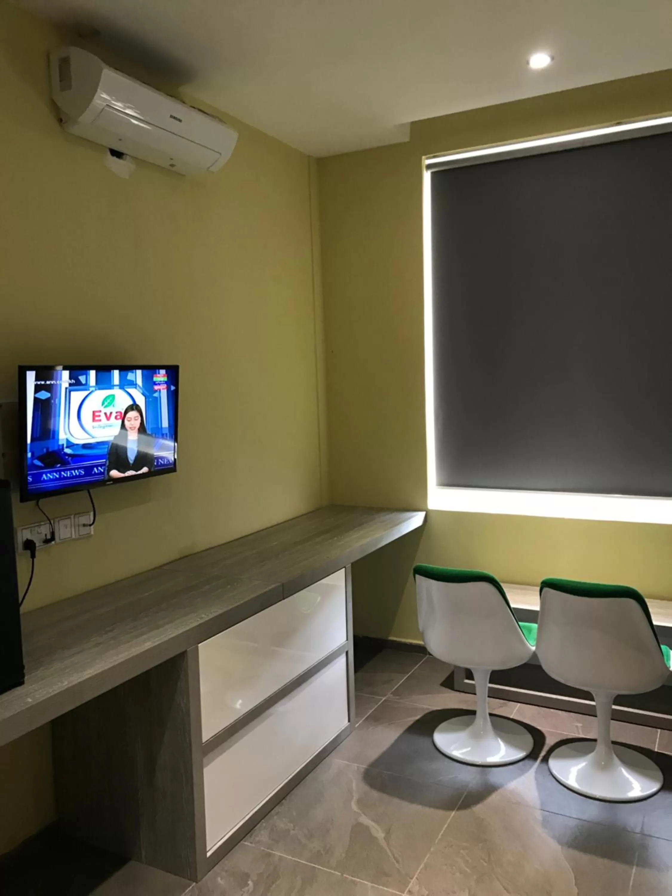 Bedroom, TV/Entertainment Center in Benny's City Hotel