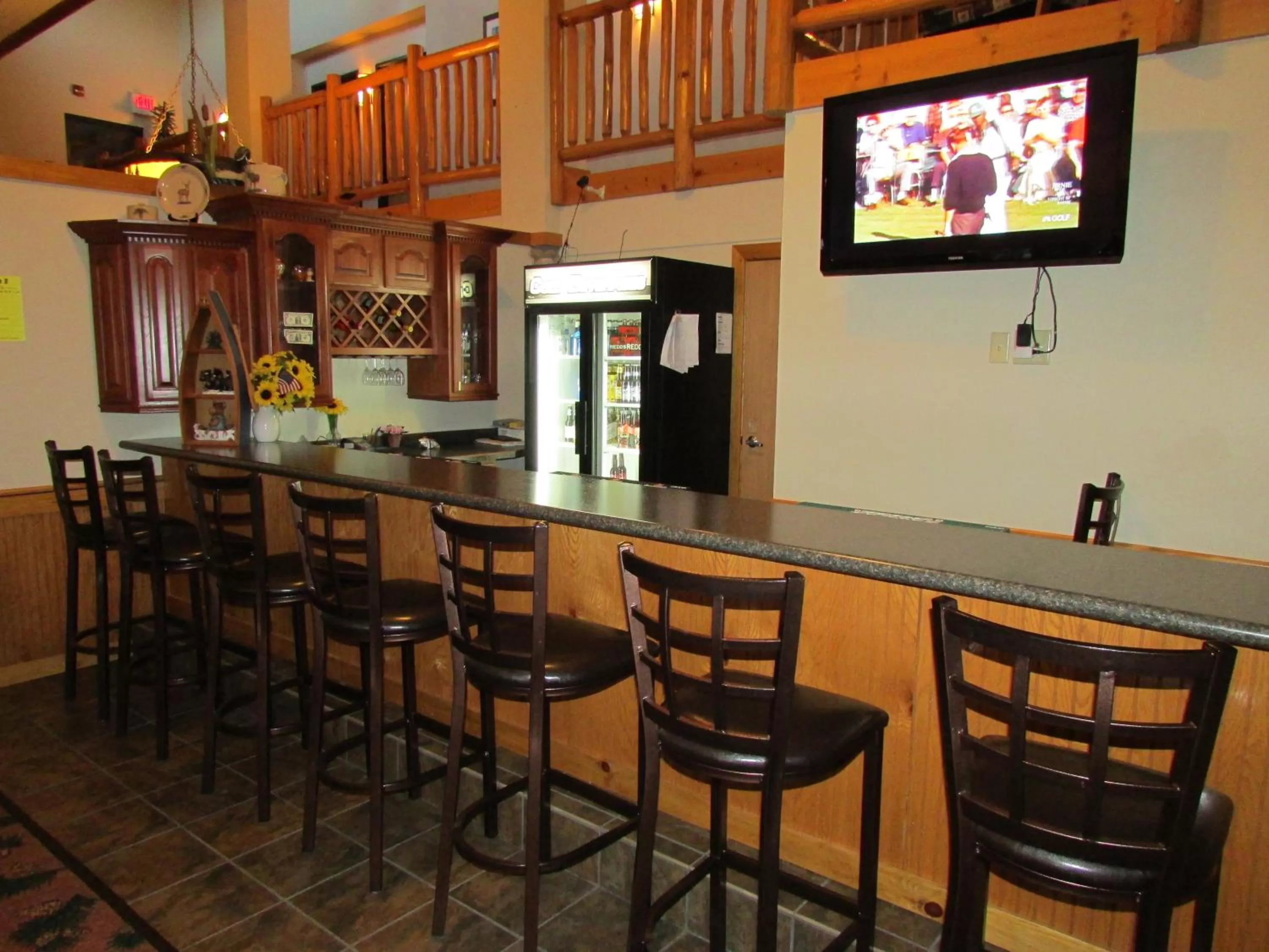 Lounge or bar in Shell Lake Lodge, a Travelodge by Wyndham