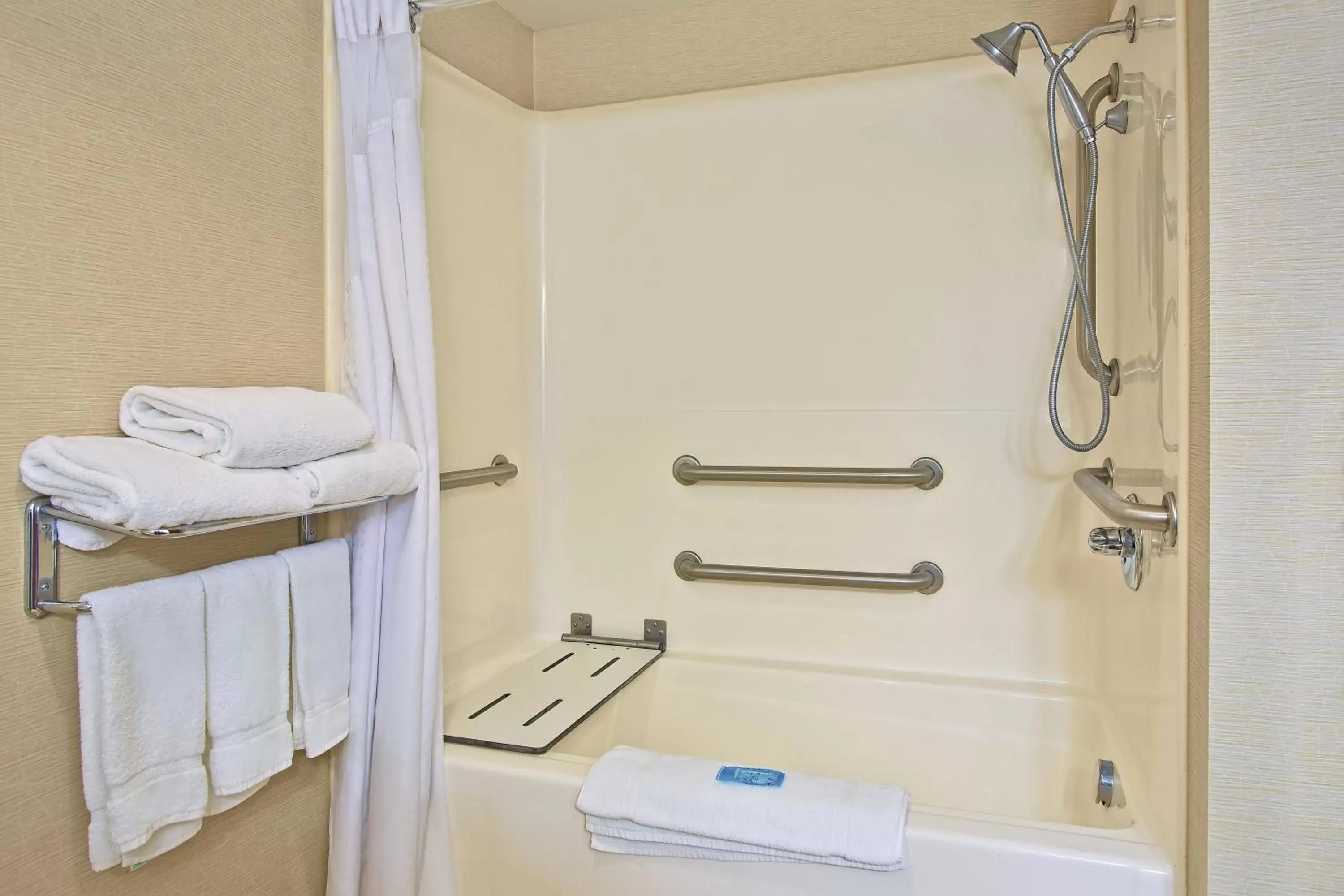 King Room - Mobility Access/Hearing Accessible in Holiday Inn Express and Suites Pittsburgh West Mifflin by IHG King Room - Mobility Access/Hearing Accessible in Holiday Inn Express and Suites Pittsburgh West Mifflin by IHG