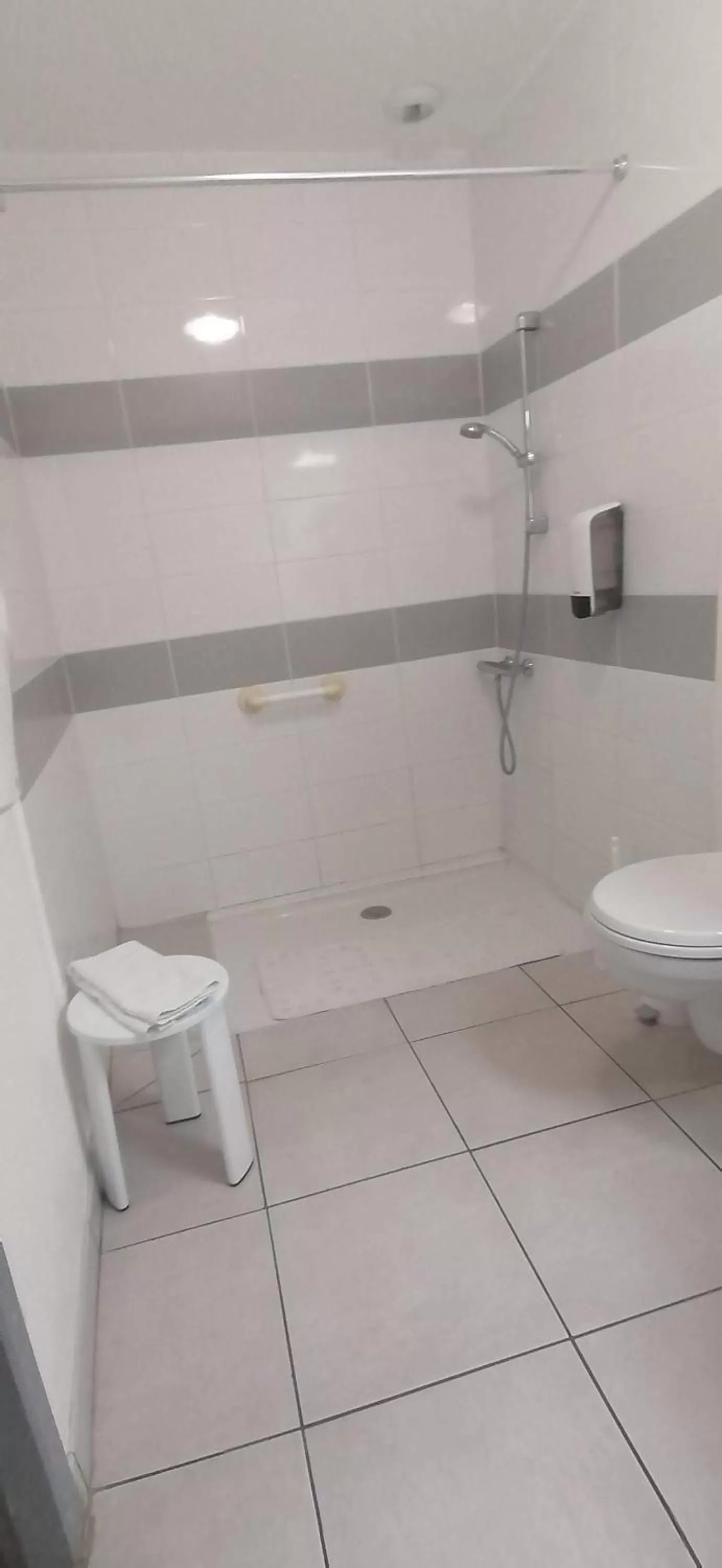 Shower in Hôtel Le 15 Périgueux proximité A 89