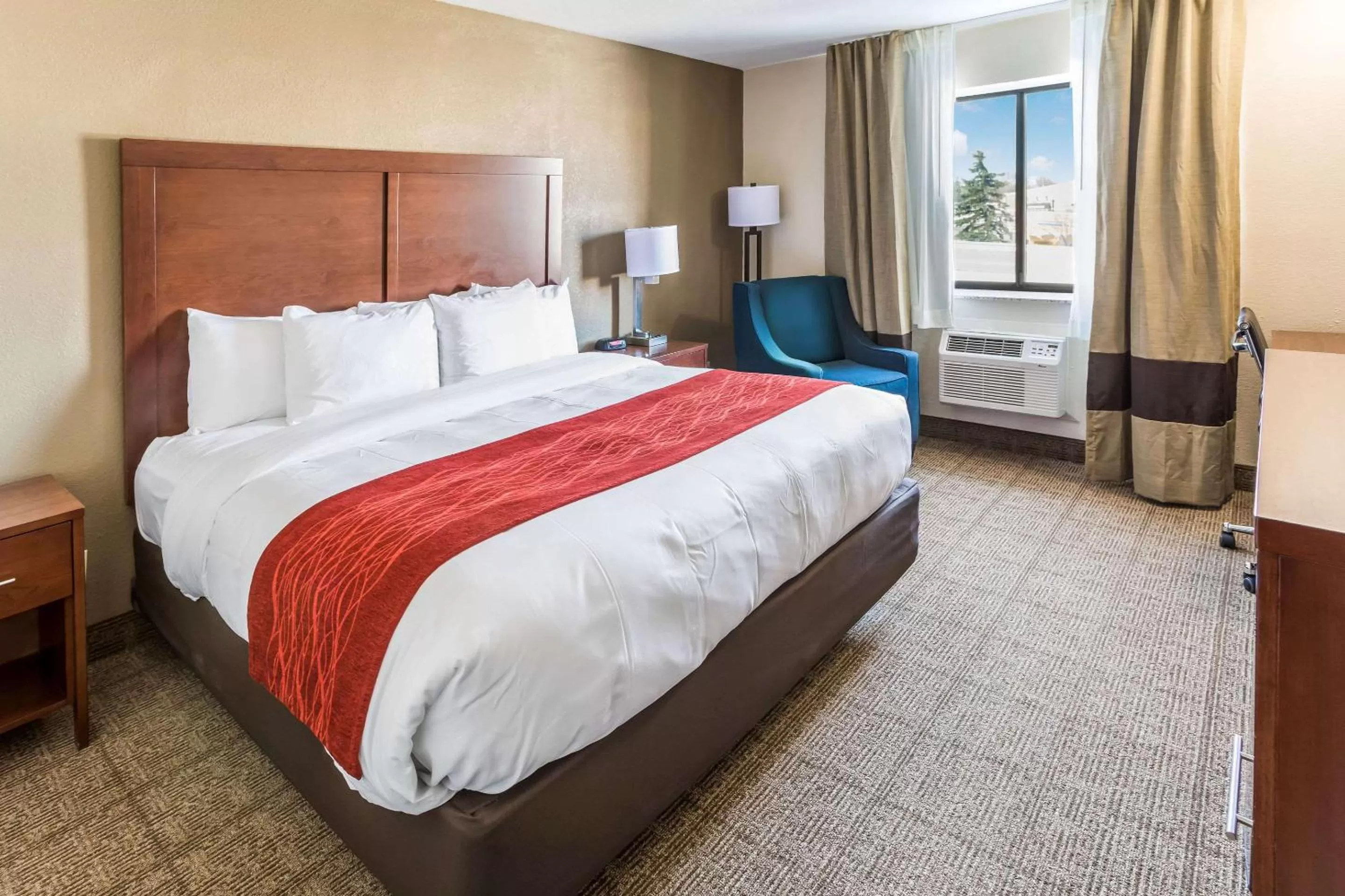 Photo of the whole room, Bed in Comfort Inn Waukesha - Milwaukee West