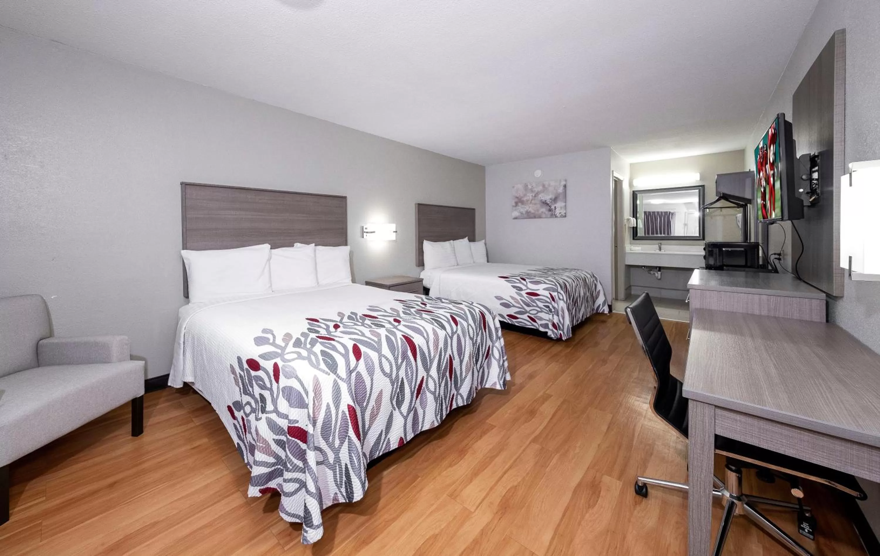 Photo of the whole room, Bed in Red Roof Inn Bay Minette