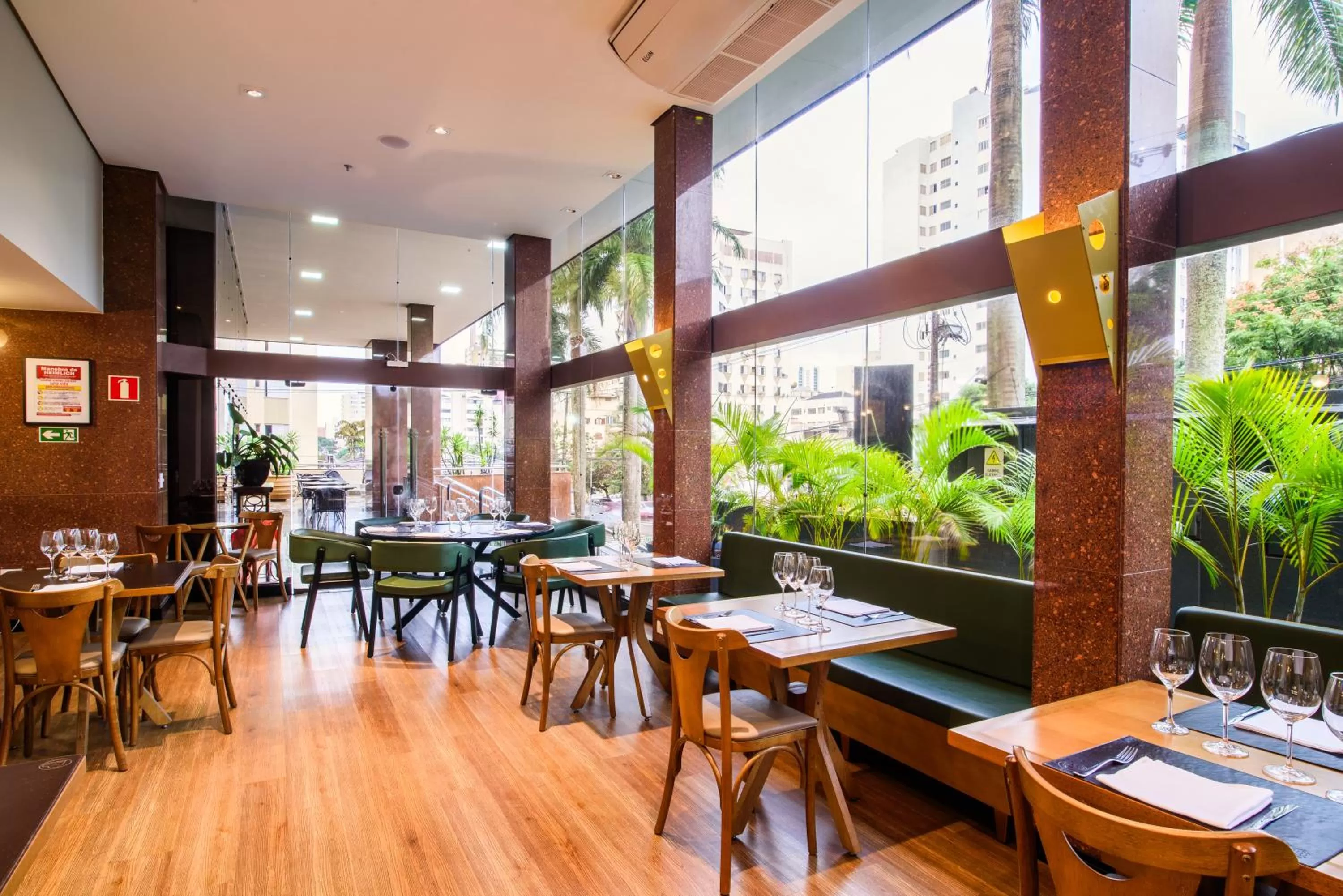 Restaurant/places to eat in Slaviero Londrina Flat