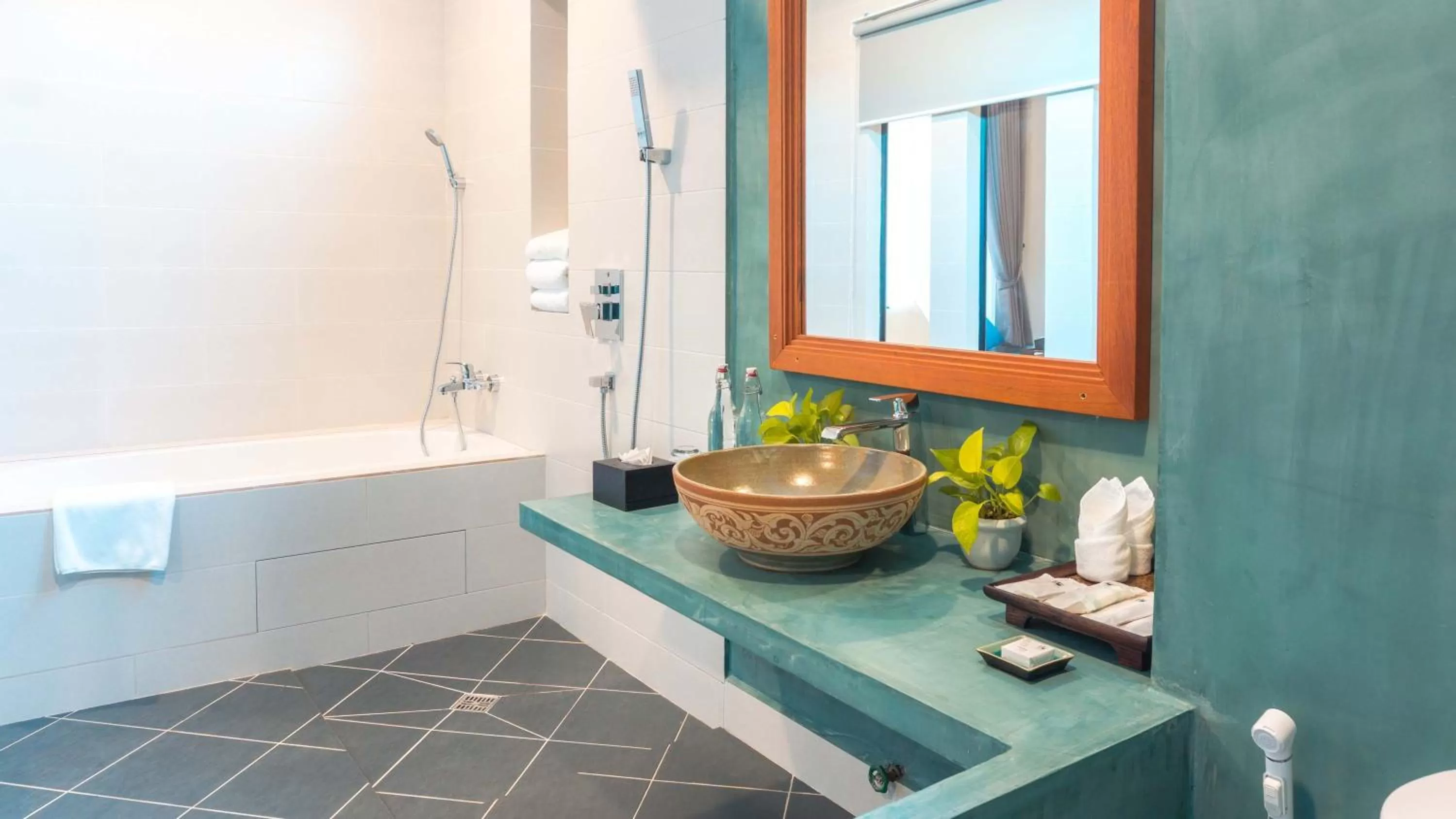 Shower in Angkor Aurora