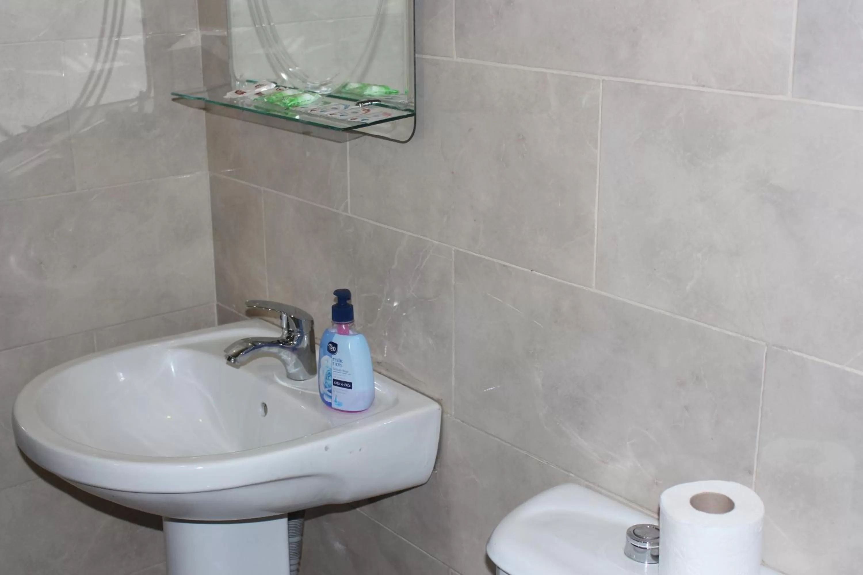 Bathroom in CATTALEYA