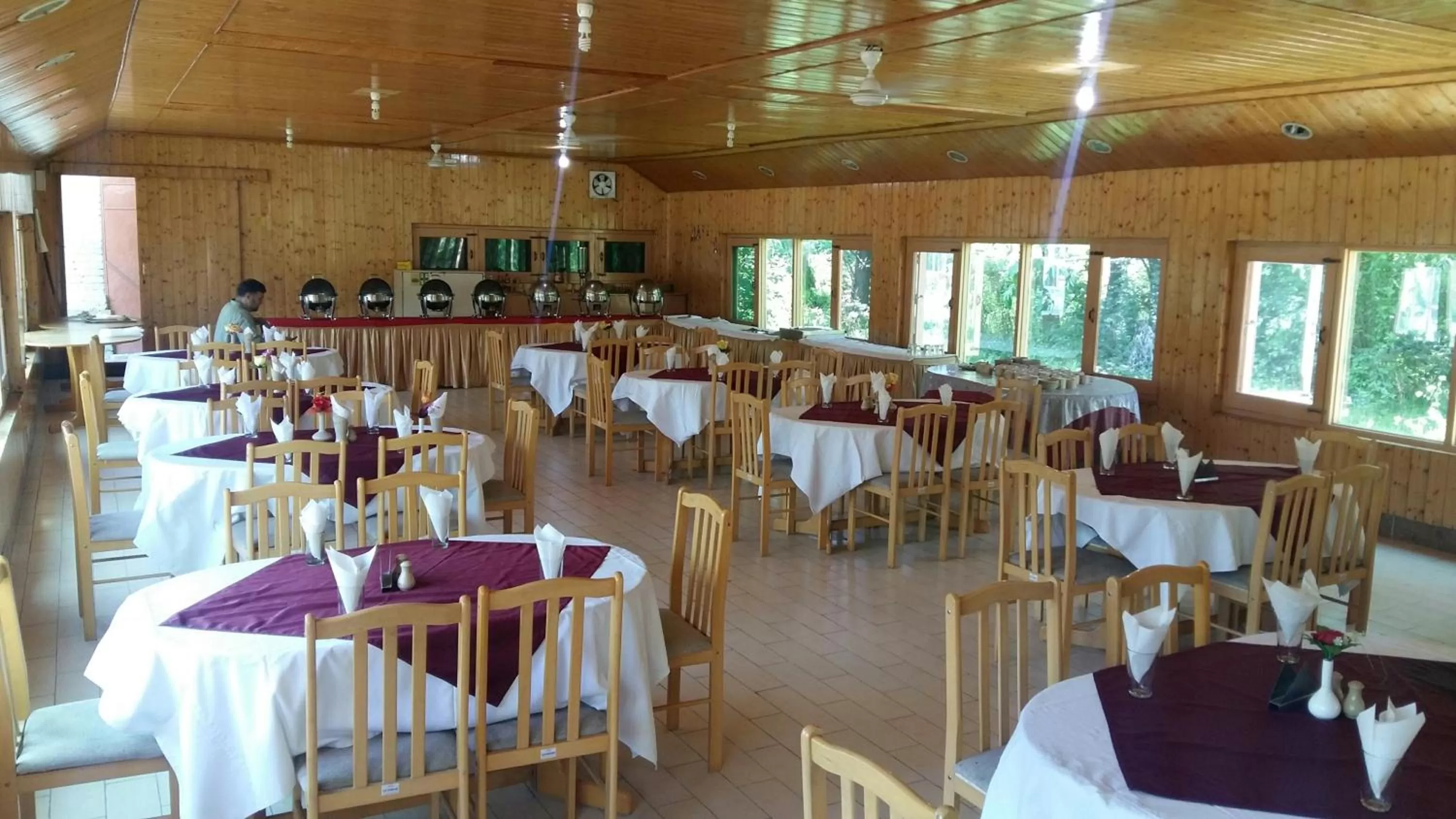 Restaurant/places to eat in Wangnoo Heritage Houseboats