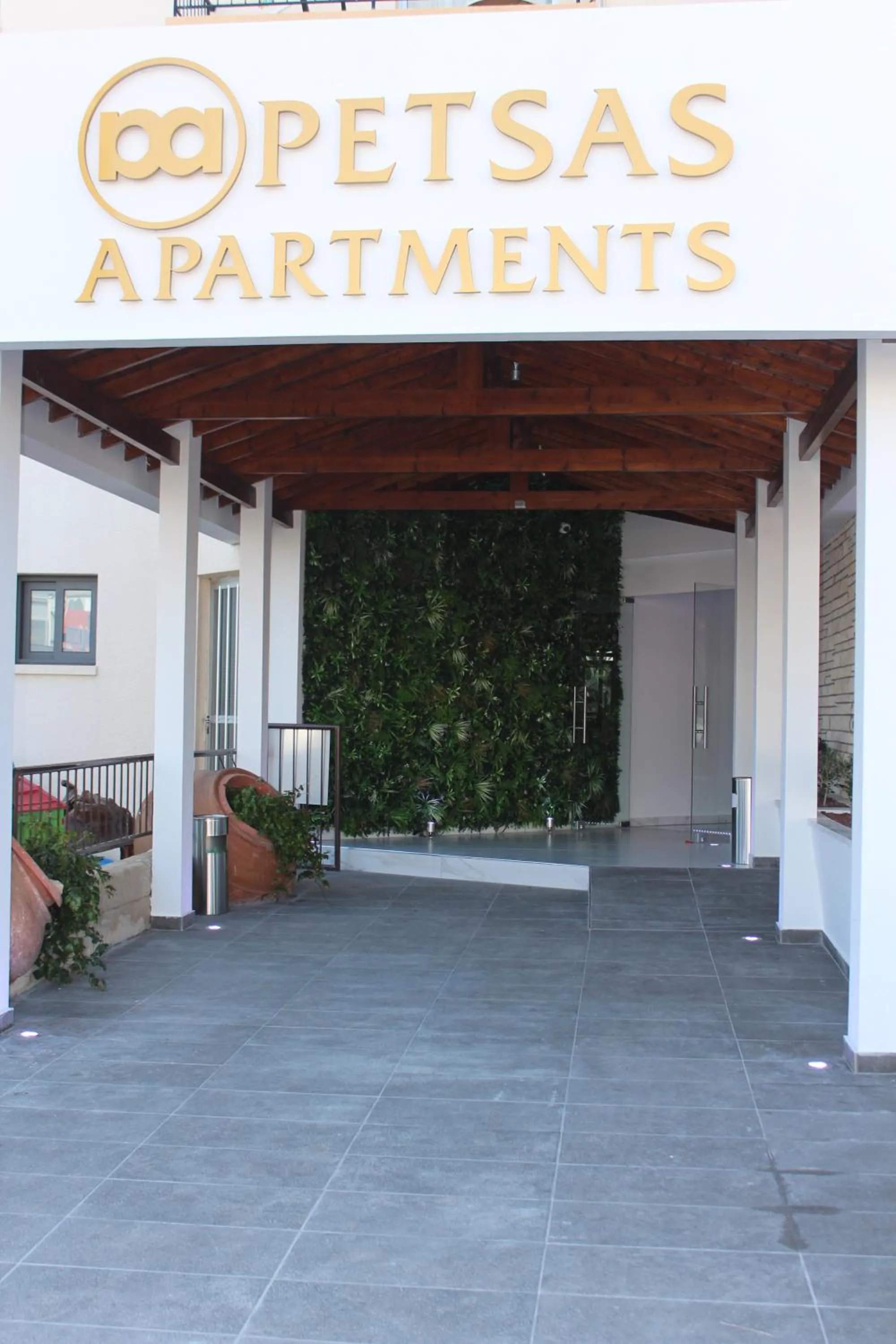 Facade/entrance in Petsas Apartments