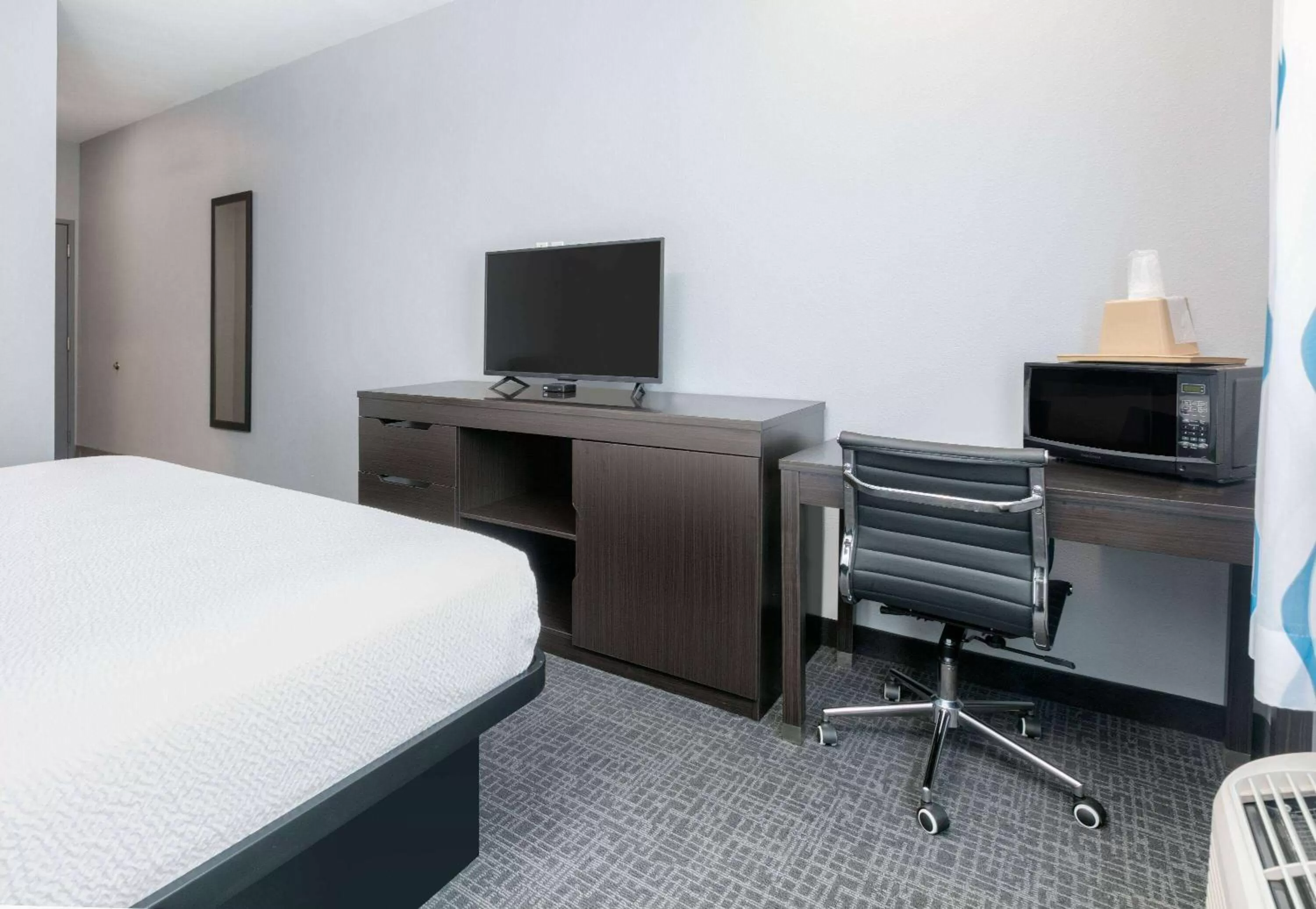 Photo of the whole room, Bed in Days Inn by Wyndham Zachary LA