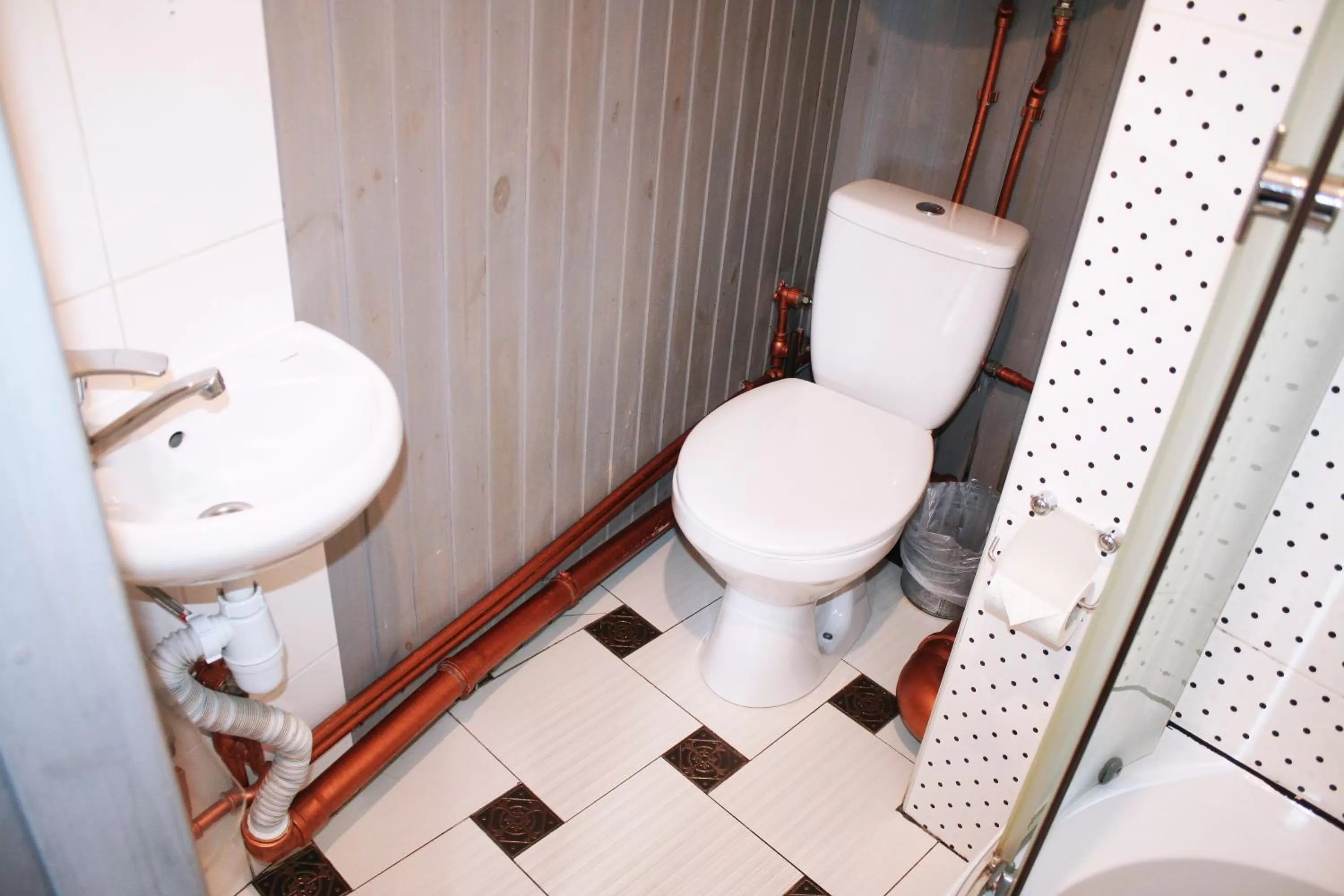 Shower in MAMBA HOTEL - готель в укритті