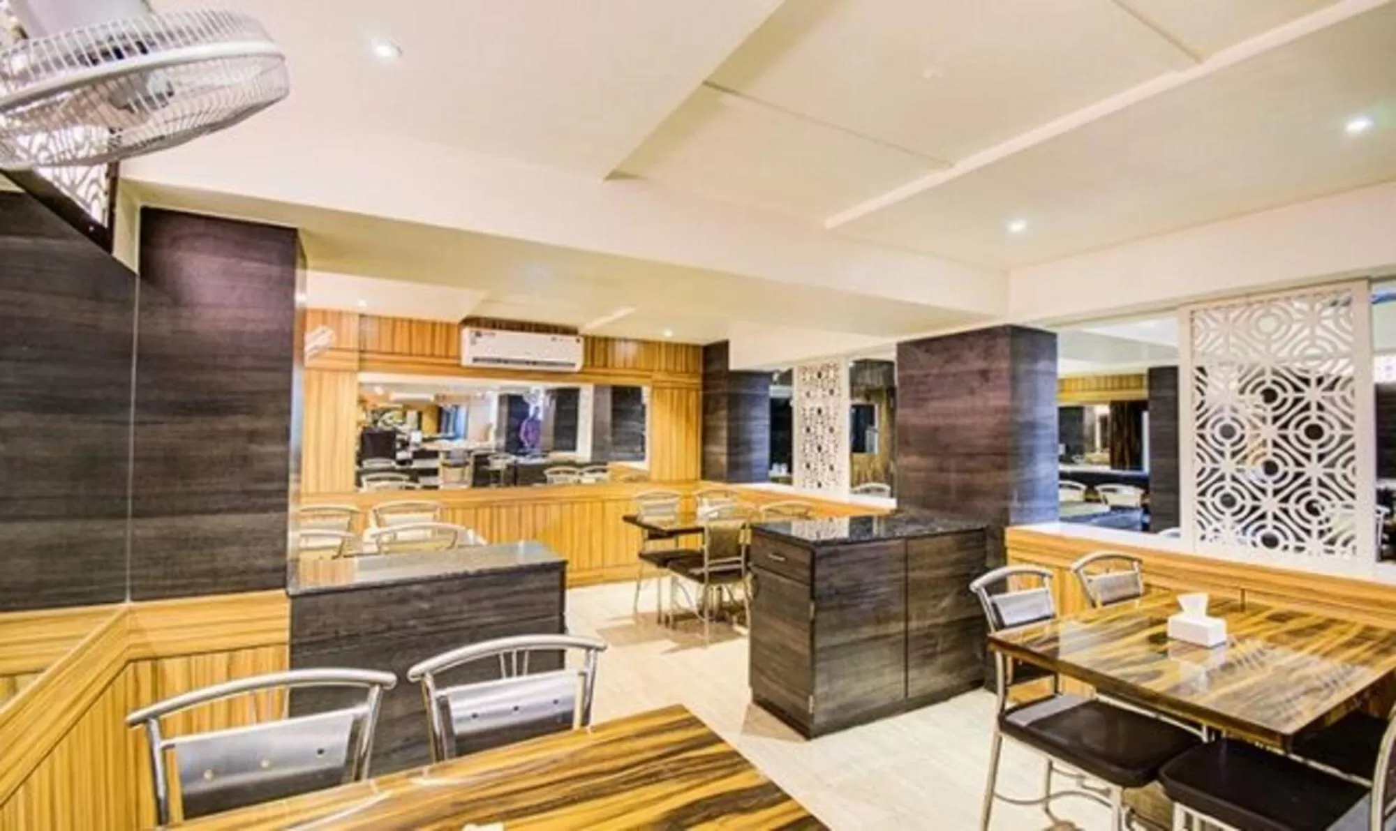 Restaurant/Places to Eat in FabHotel Krishna Regency