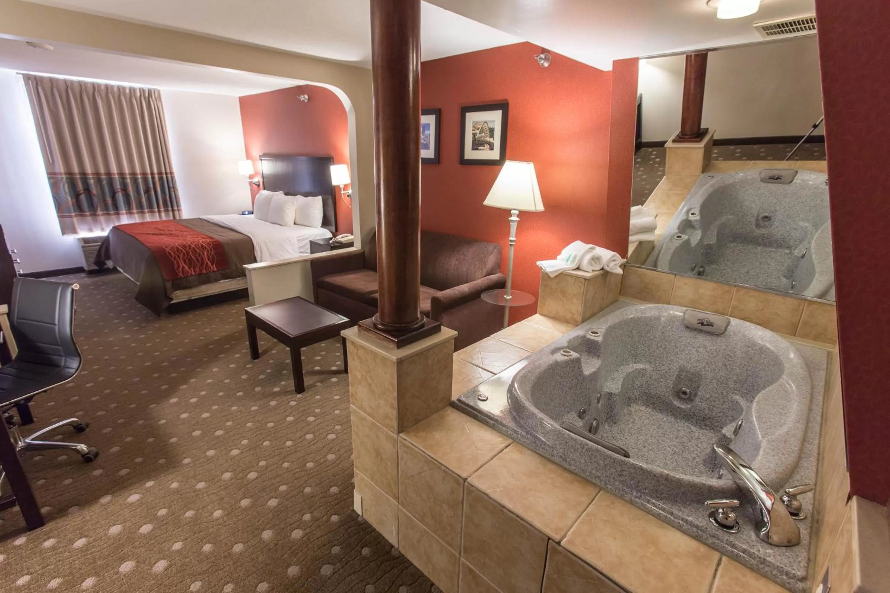 Hot Tub, Bed in Comfort Inn Pittsburgh Crafton