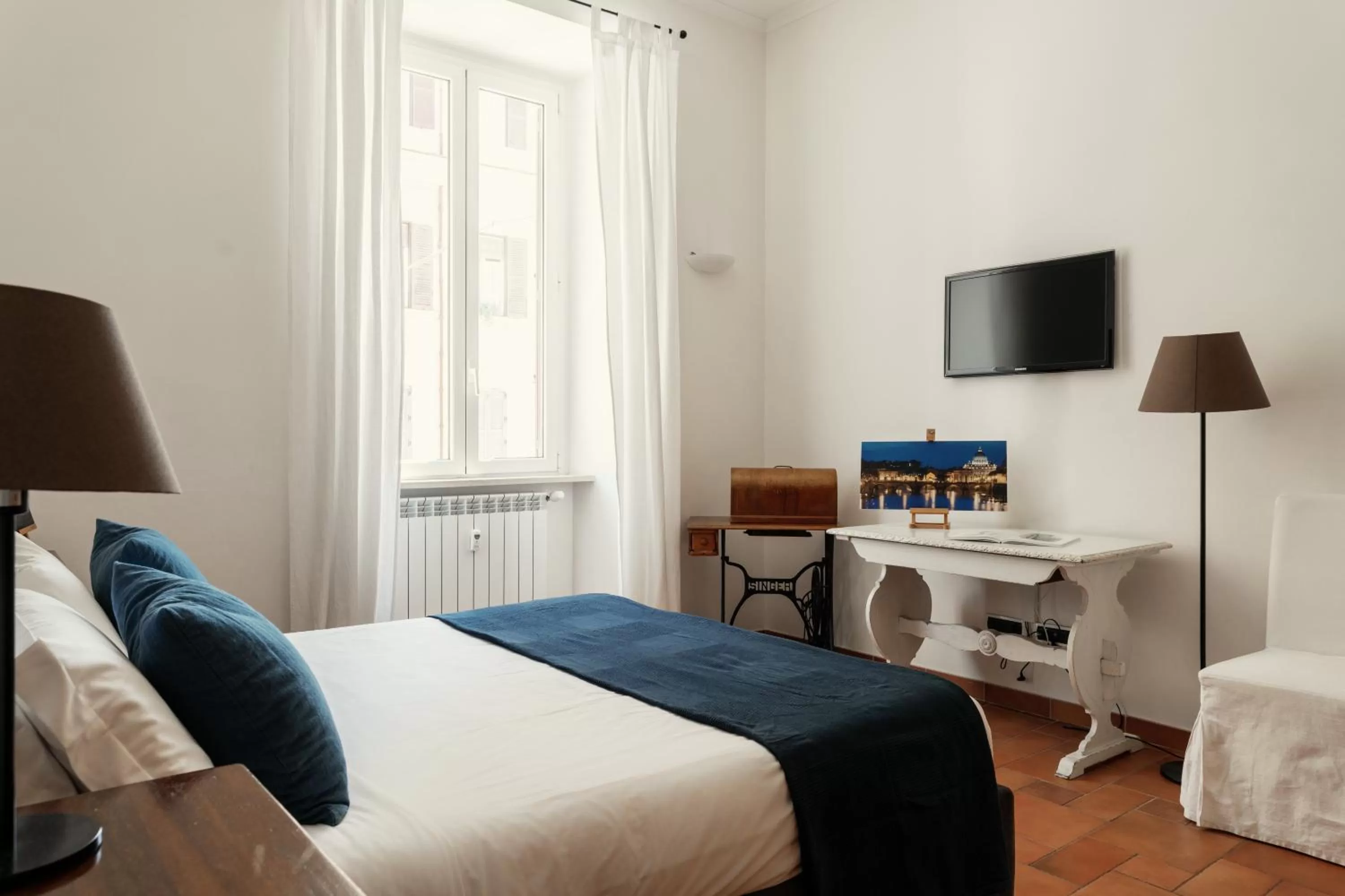 Photo of the whole room, Bed in B&B Domus Quiritum