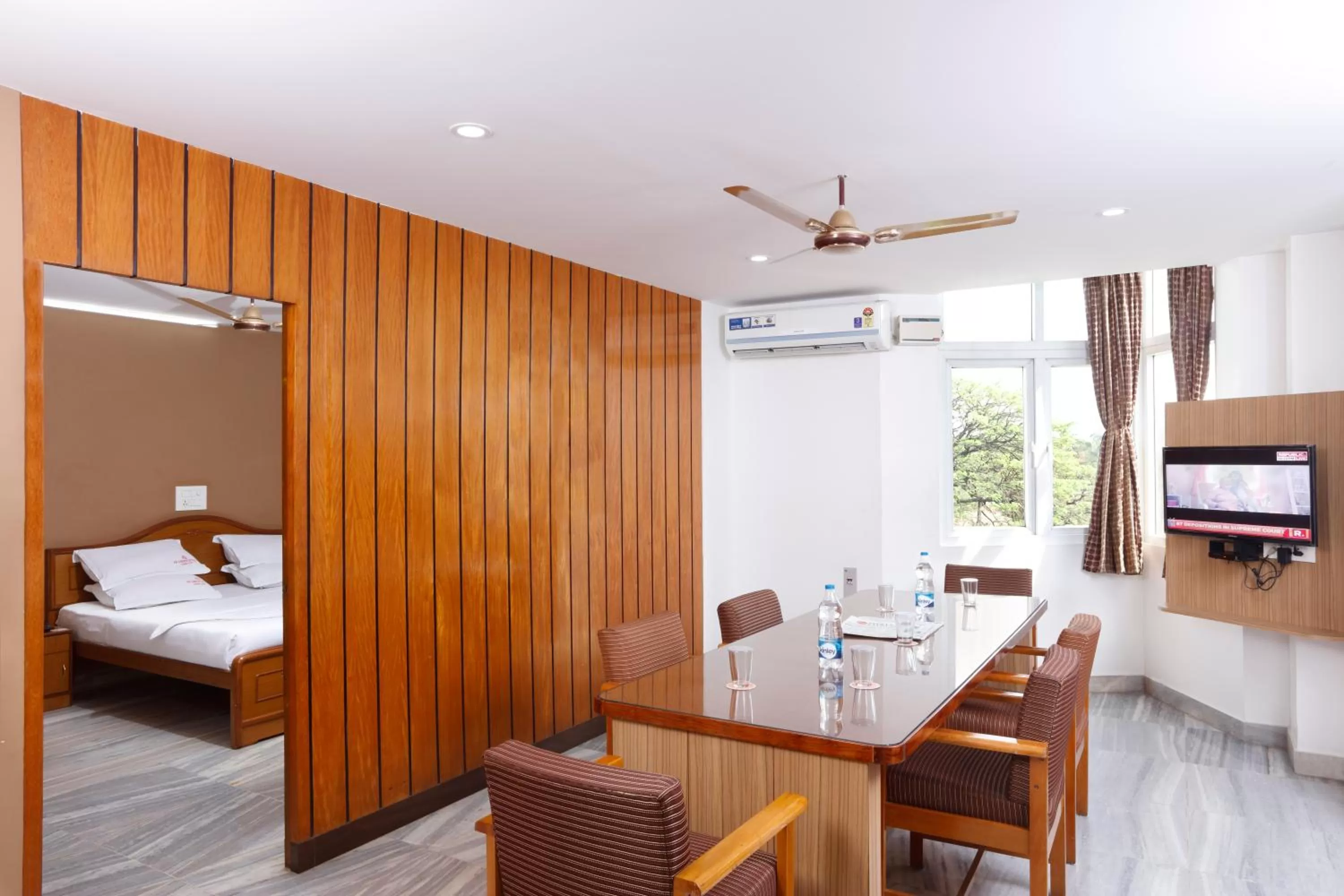 Dining area, Bed in Sri Aarvee Hotels