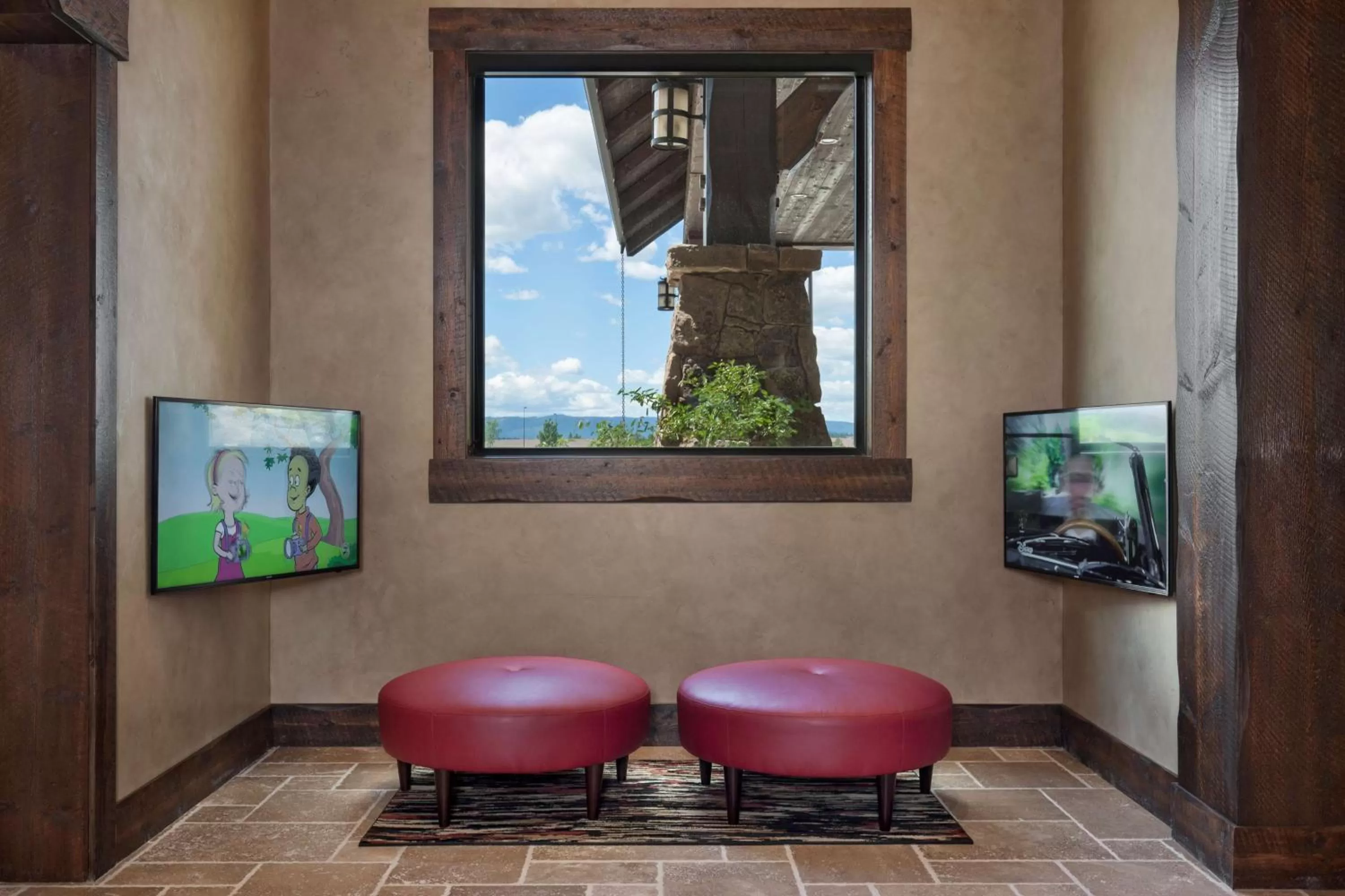 Lobby or reception in Glacier International Lodge