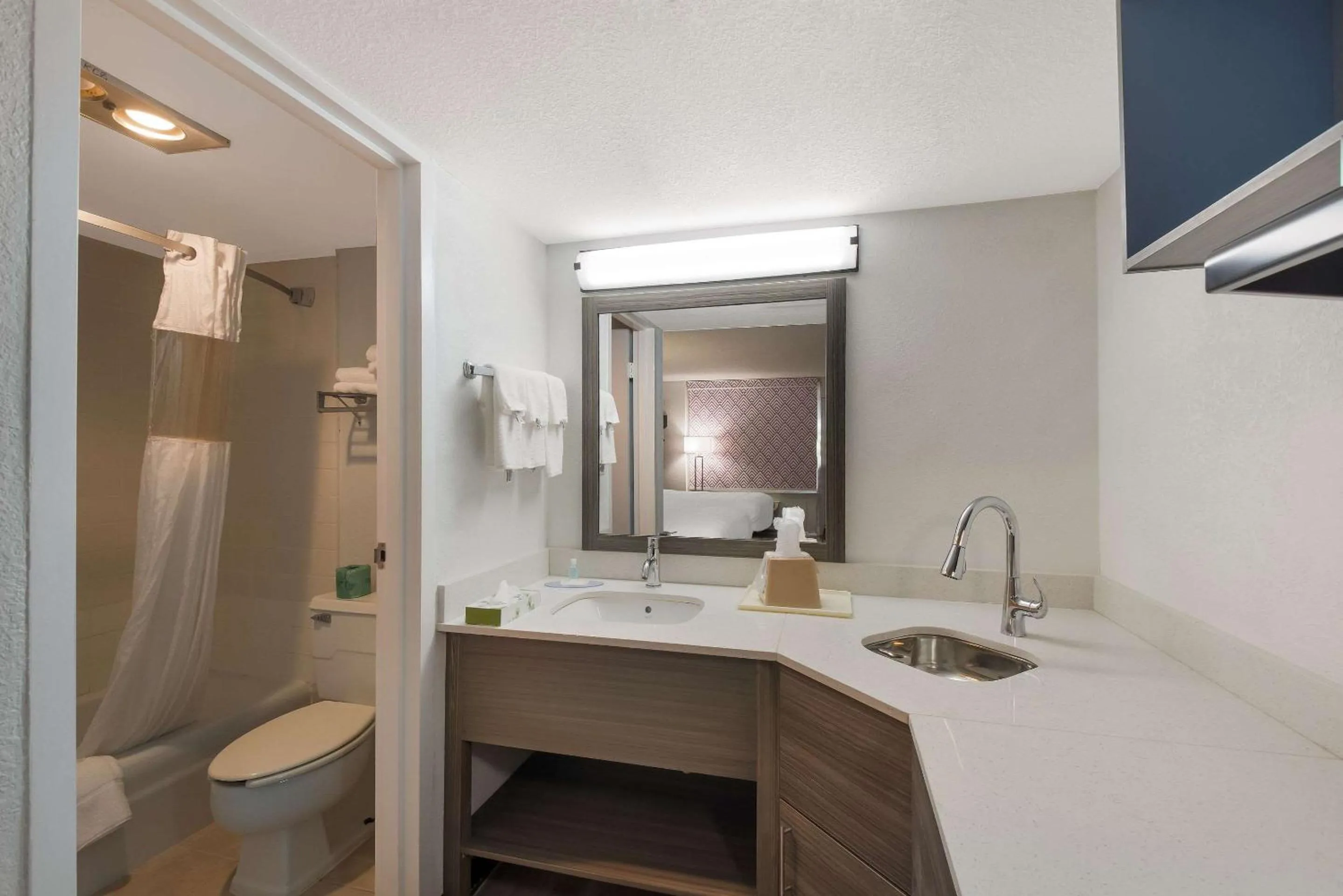 Bedroom in Suburban Studios Cleveland Central