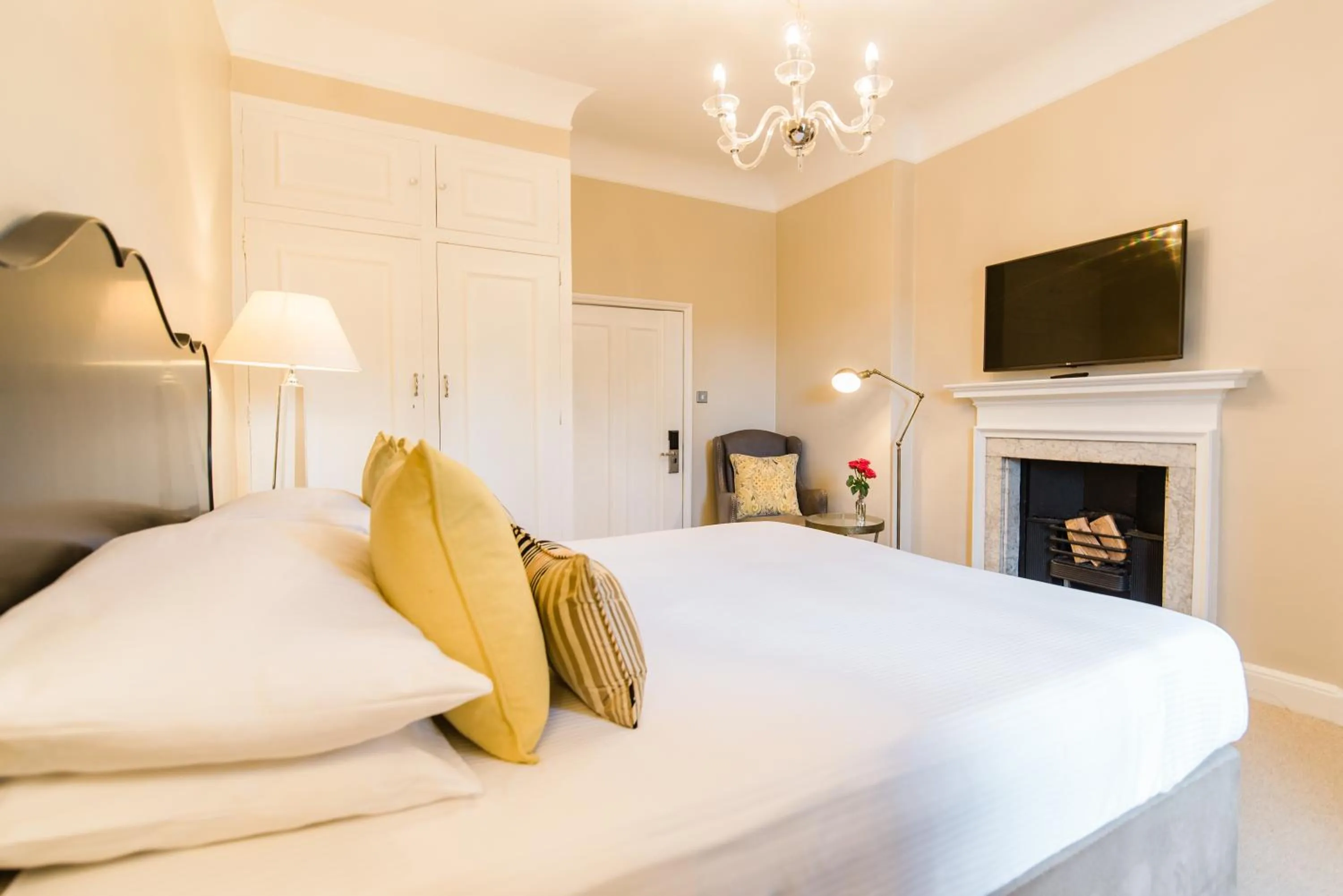 Photo of the whole room, Bed in Highfield Park