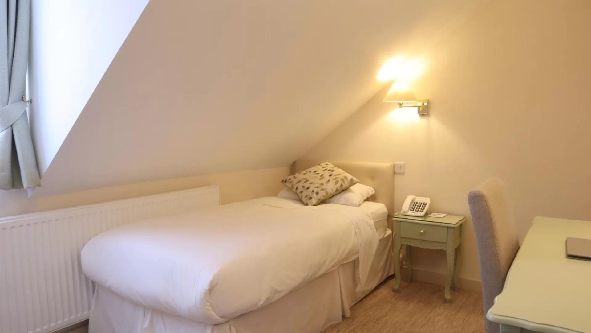 Bedroom, Bed in Centennial Hotel