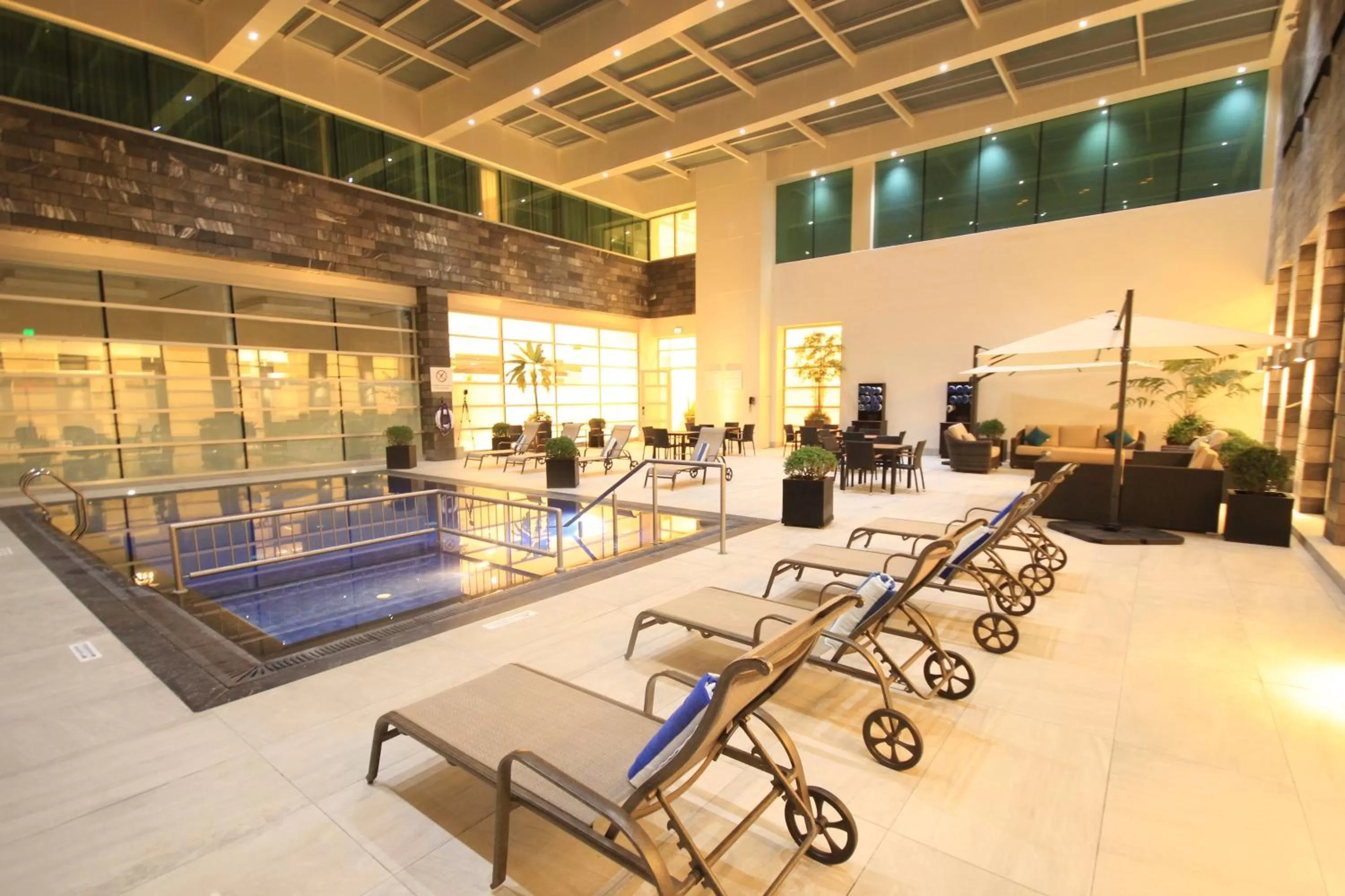 Swimming pool in Holiday Inn & Suites Plaza Mayor by IHG