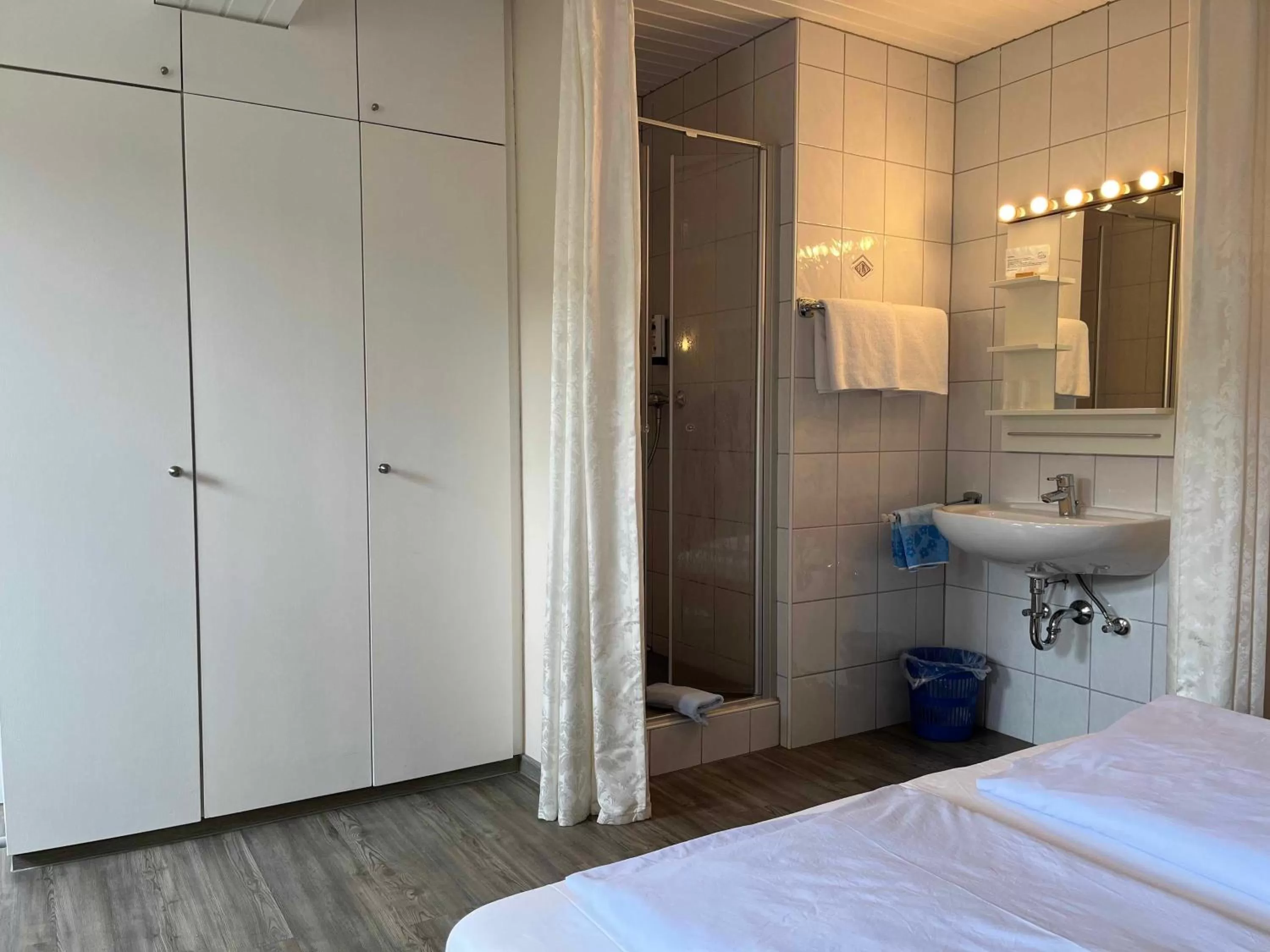 Bathroom, Bed in Gasthaus Breitenbach