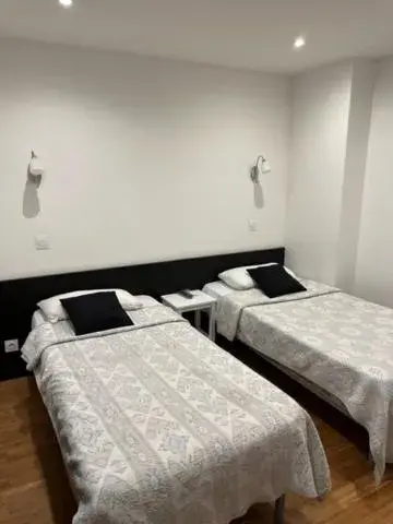 Twin Room with Private Bathroom in Hotel Luna Park Twin Room with Private Bathroom in Hotel Luna Park