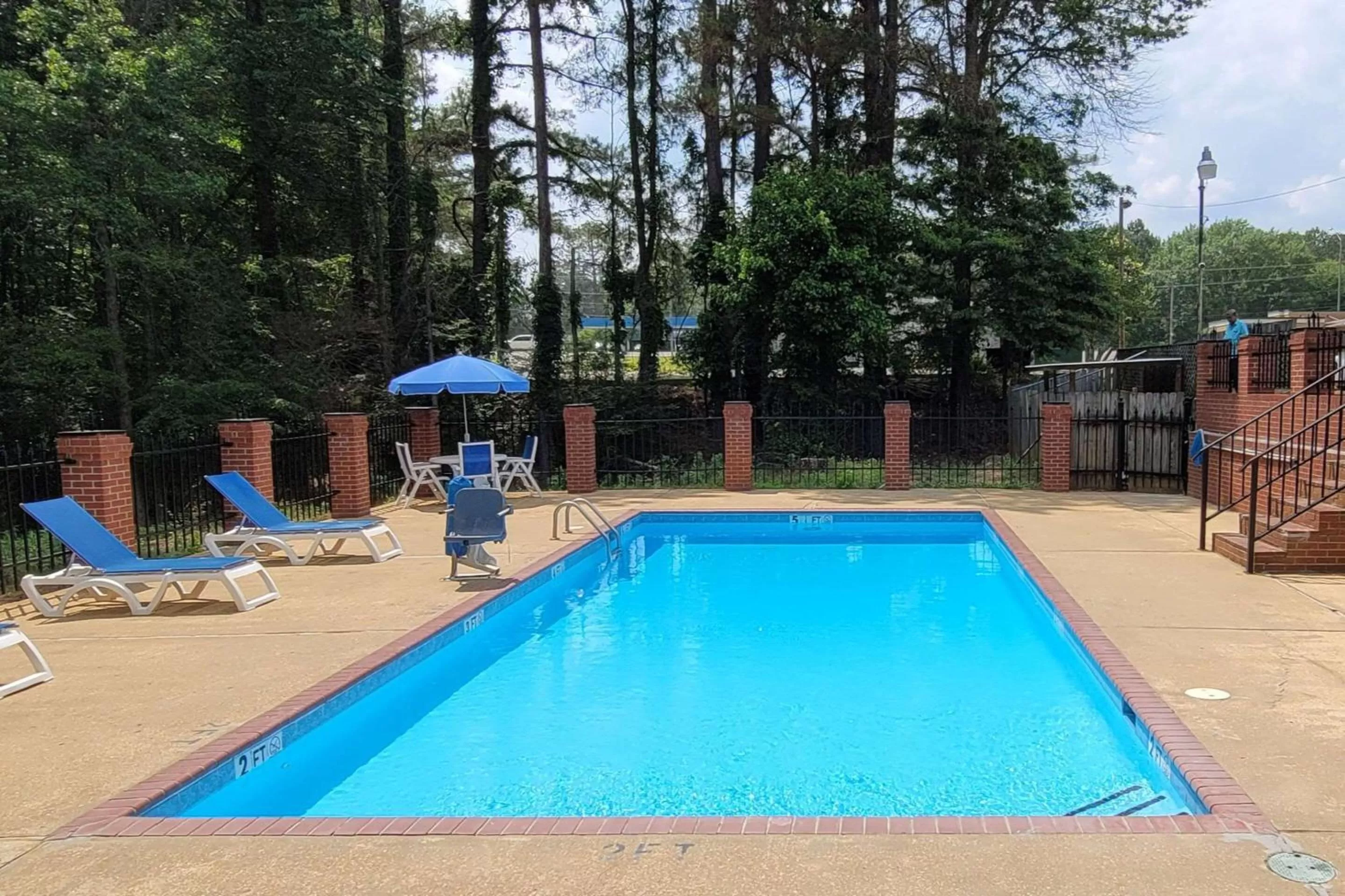 Swimming pool in Econo Lodge Kosciusko