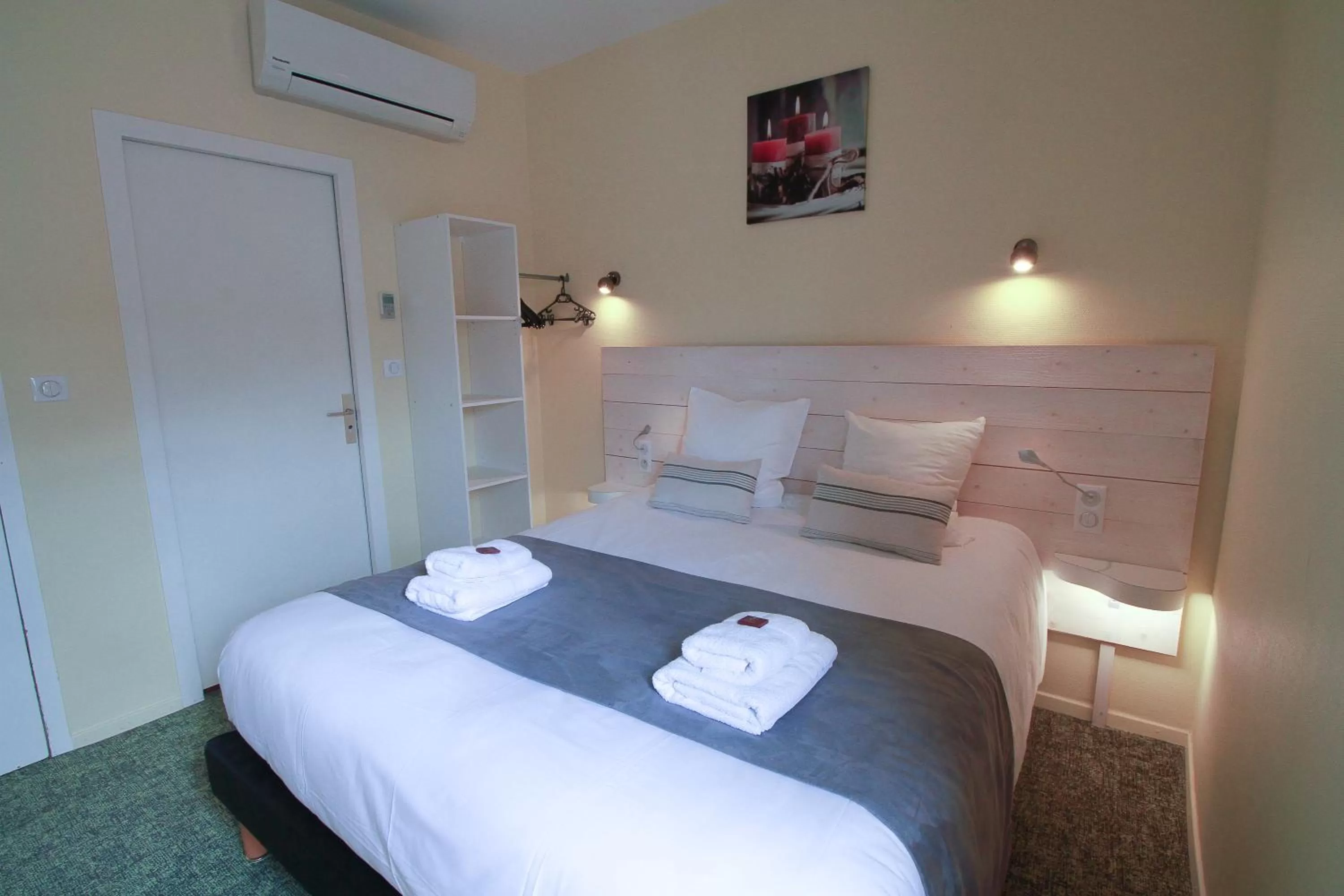 Photo of the whole room, Bed in Hôtel La Couronne