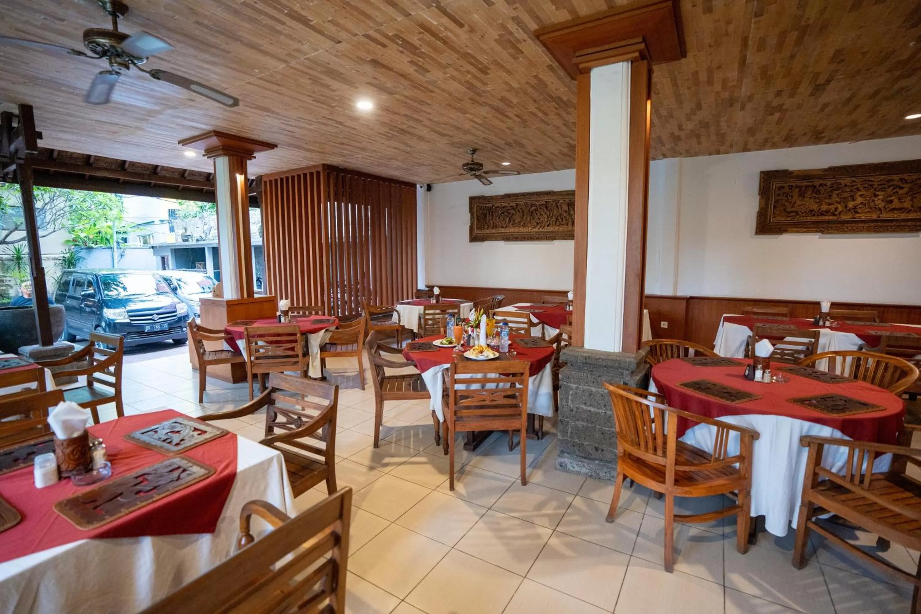 Restaurant/places to eat in Hotel Sinar Bali Legian