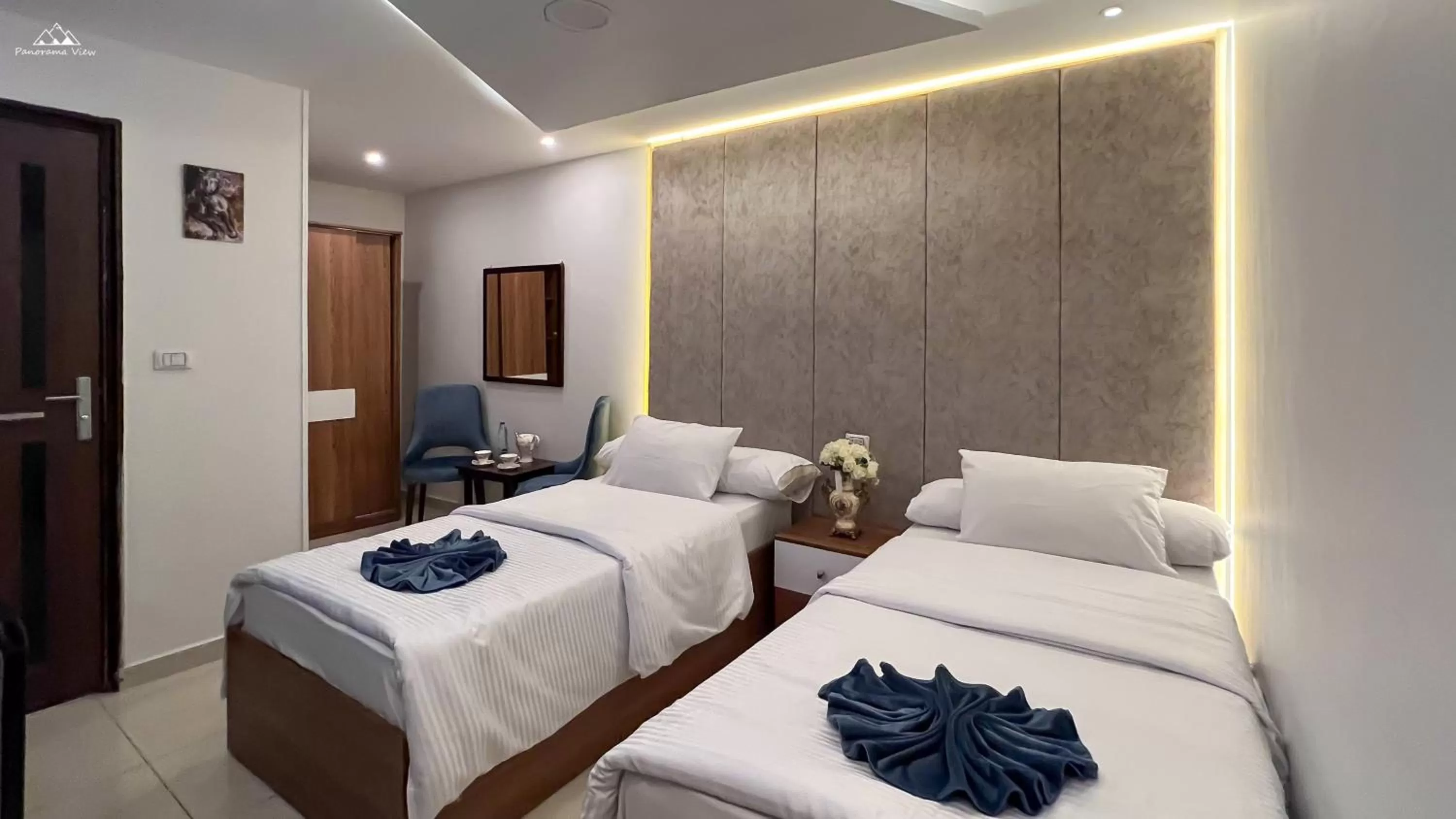 Seating area, Bed in PANORAMA view pyramids