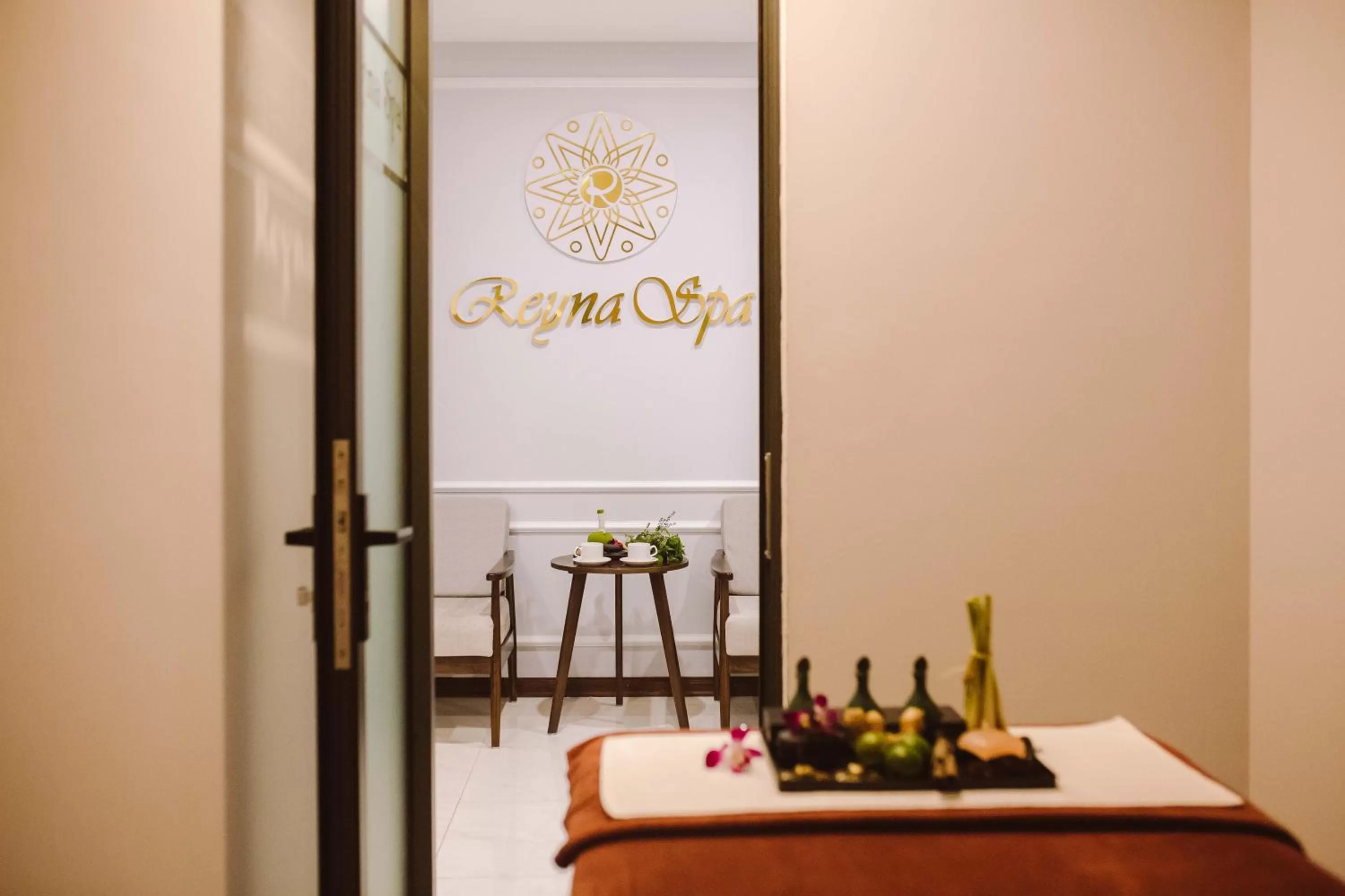 Entertainment in Reyna Hotel Hanoi & Spa