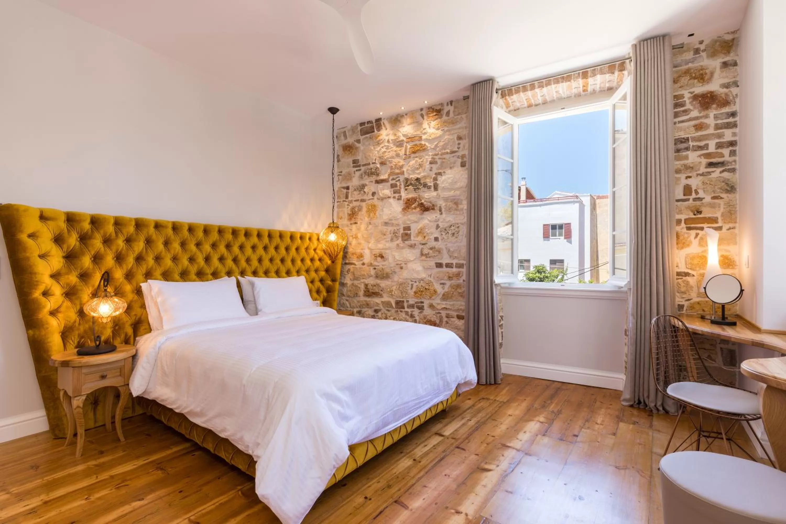 Photo of the whole room, Bed in Acanthus blue