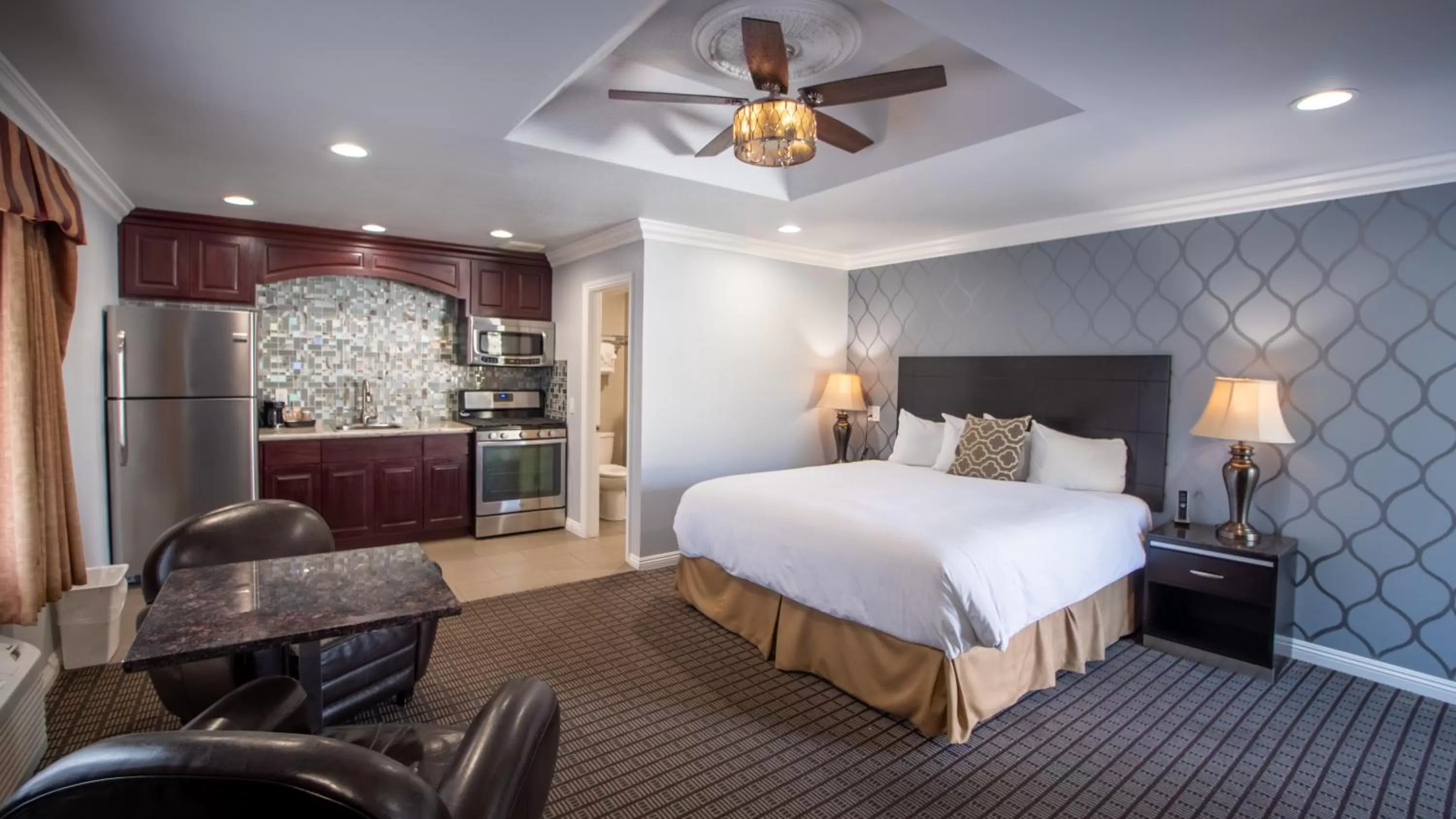 Bed in Crystal Lodge Motel