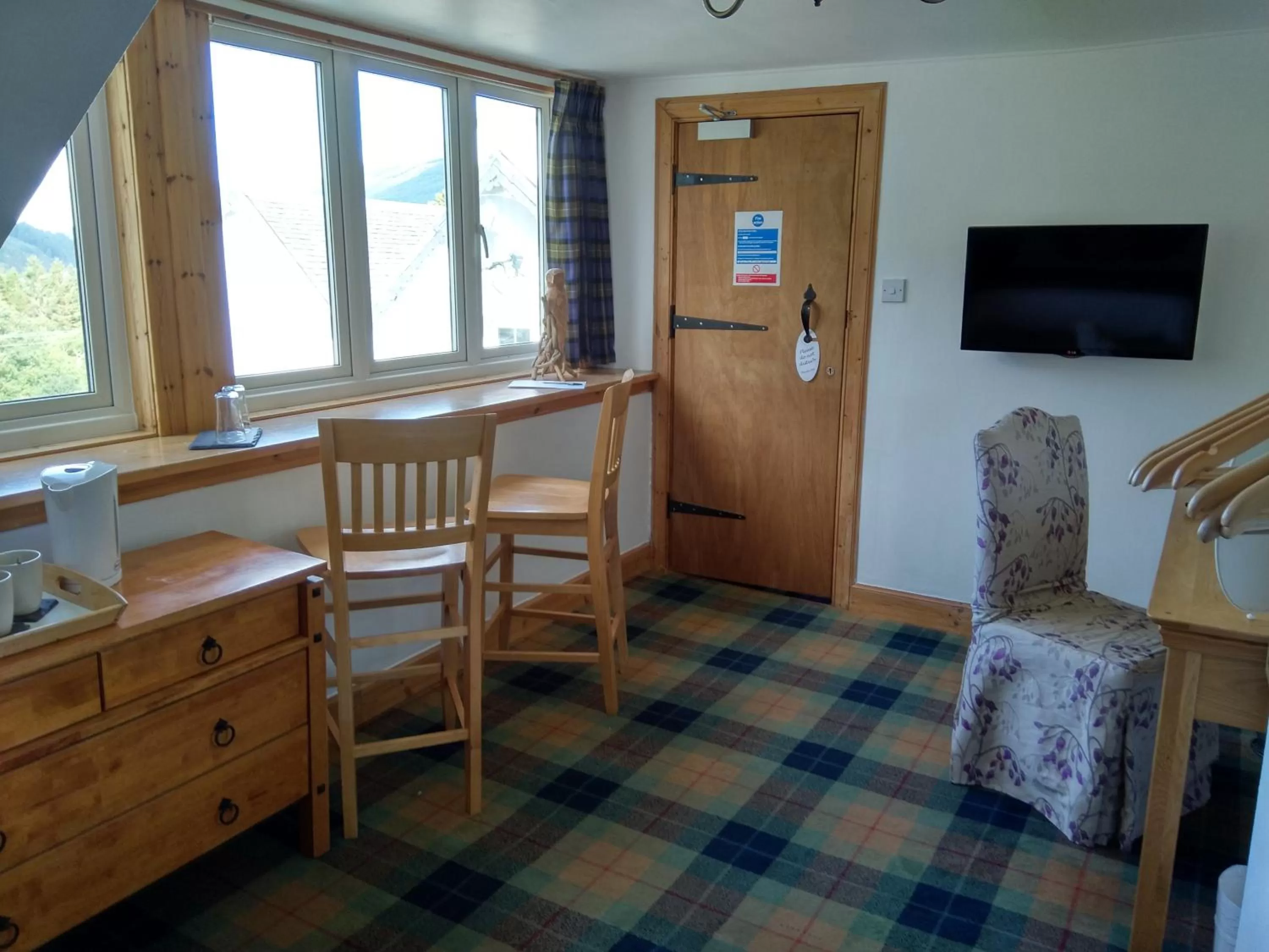 Bedroom, TV/Entertainment Center in Whistlefield Inn
