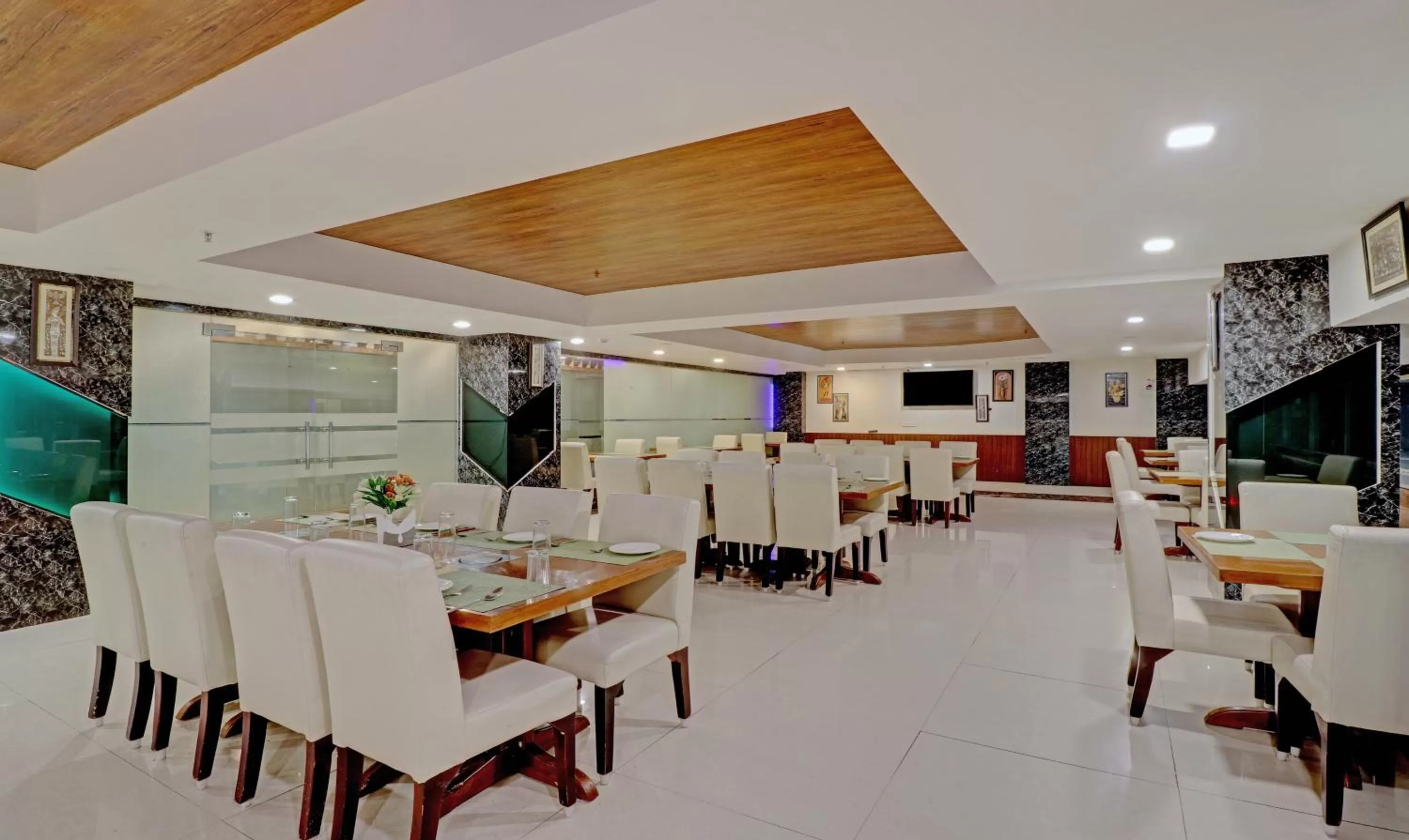 Restaurant/places to eat in Treebo Premium Pearl Avenue Banquets And Lawn