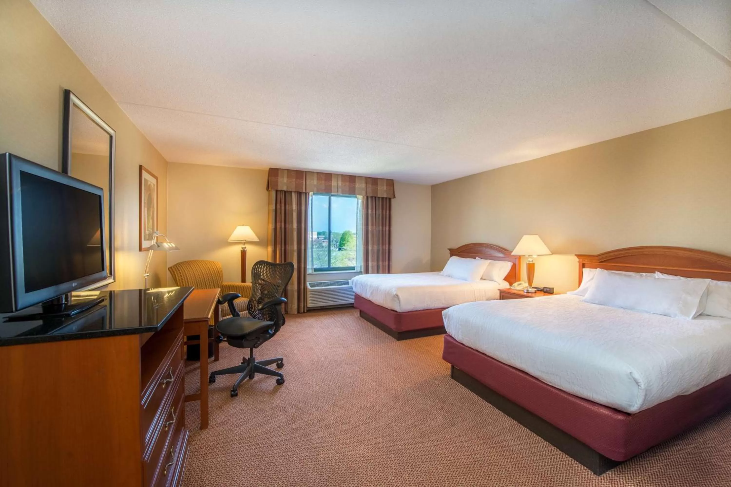 Bedroom, Bed in Hilton Garden Inn Fishkill