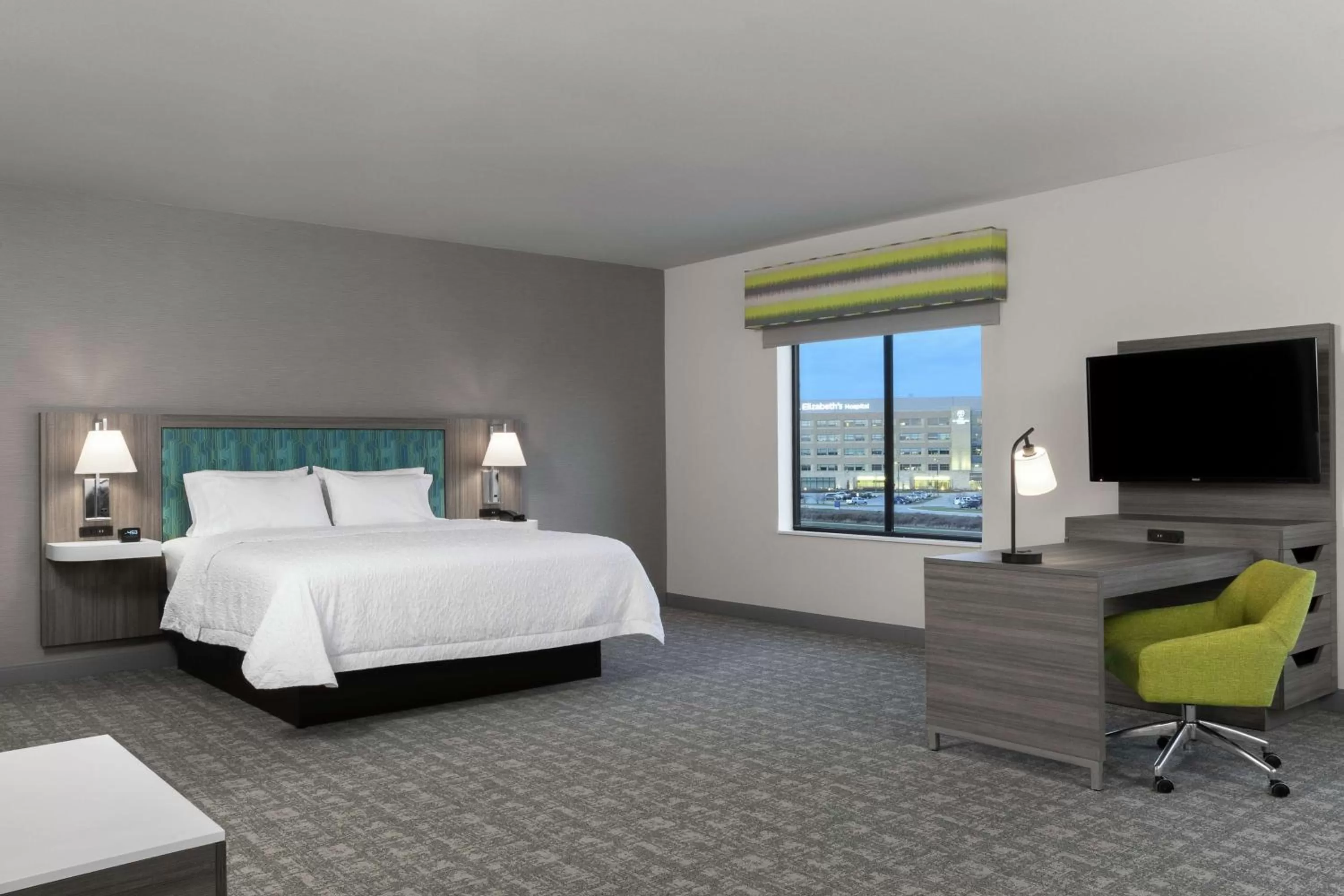 Bedroom, Bed in Hampton Inn O'Fallon, Il