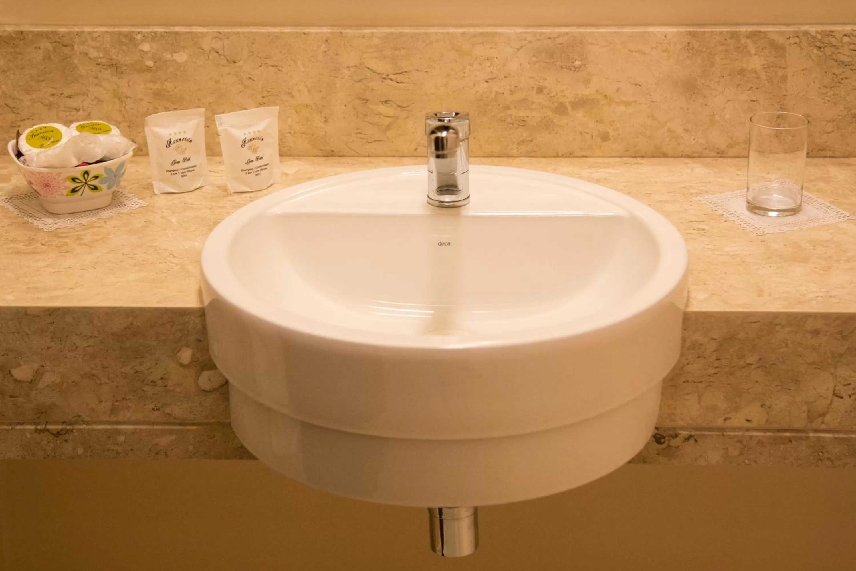 Shower in Asunción Gran Hotel