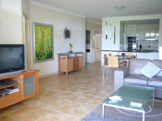 Living room, Kitchen/Kitchenette in Magnolia Lane Apartments