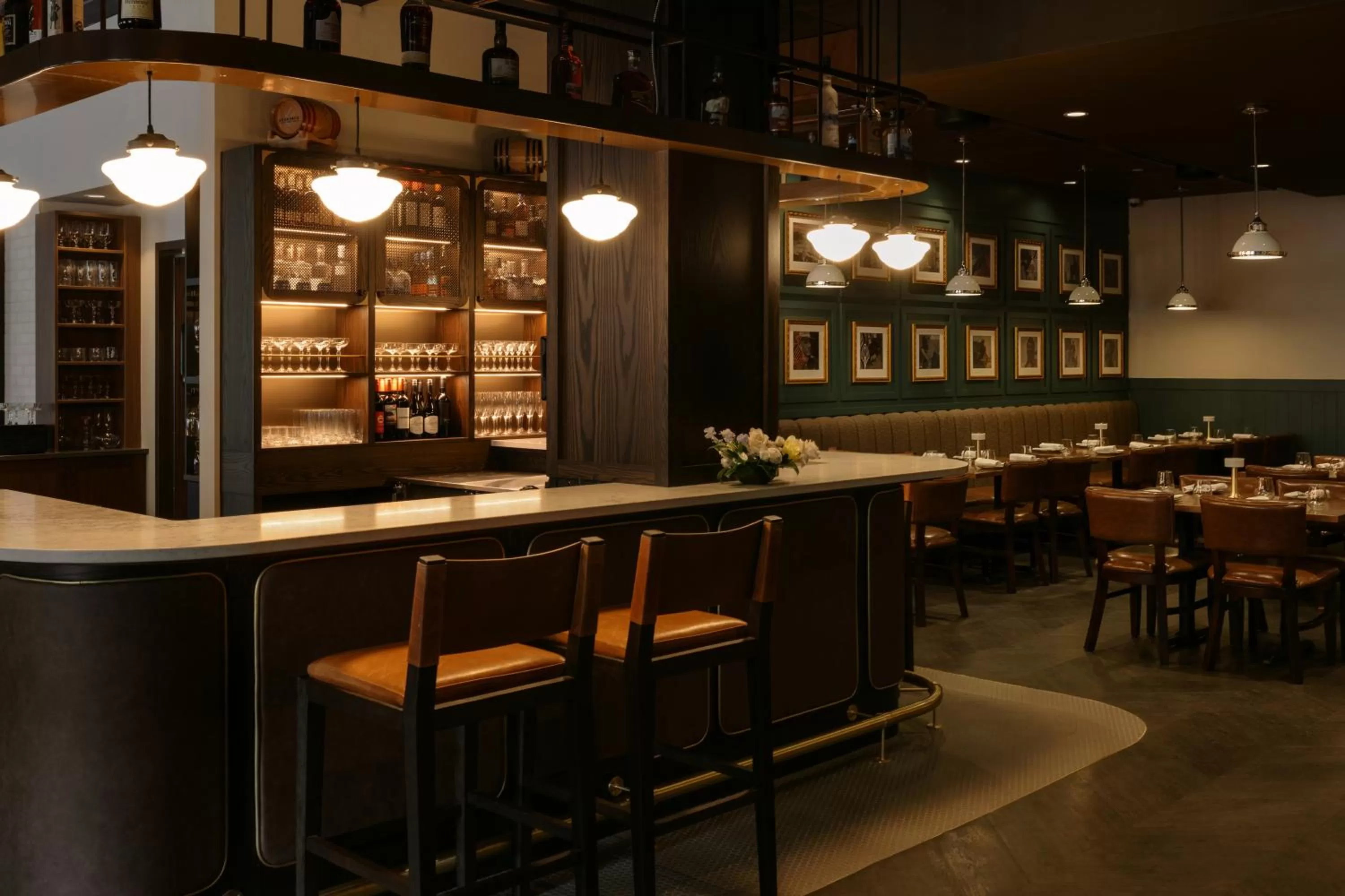 Restaurant/places to eat in Mount Royal Hotel