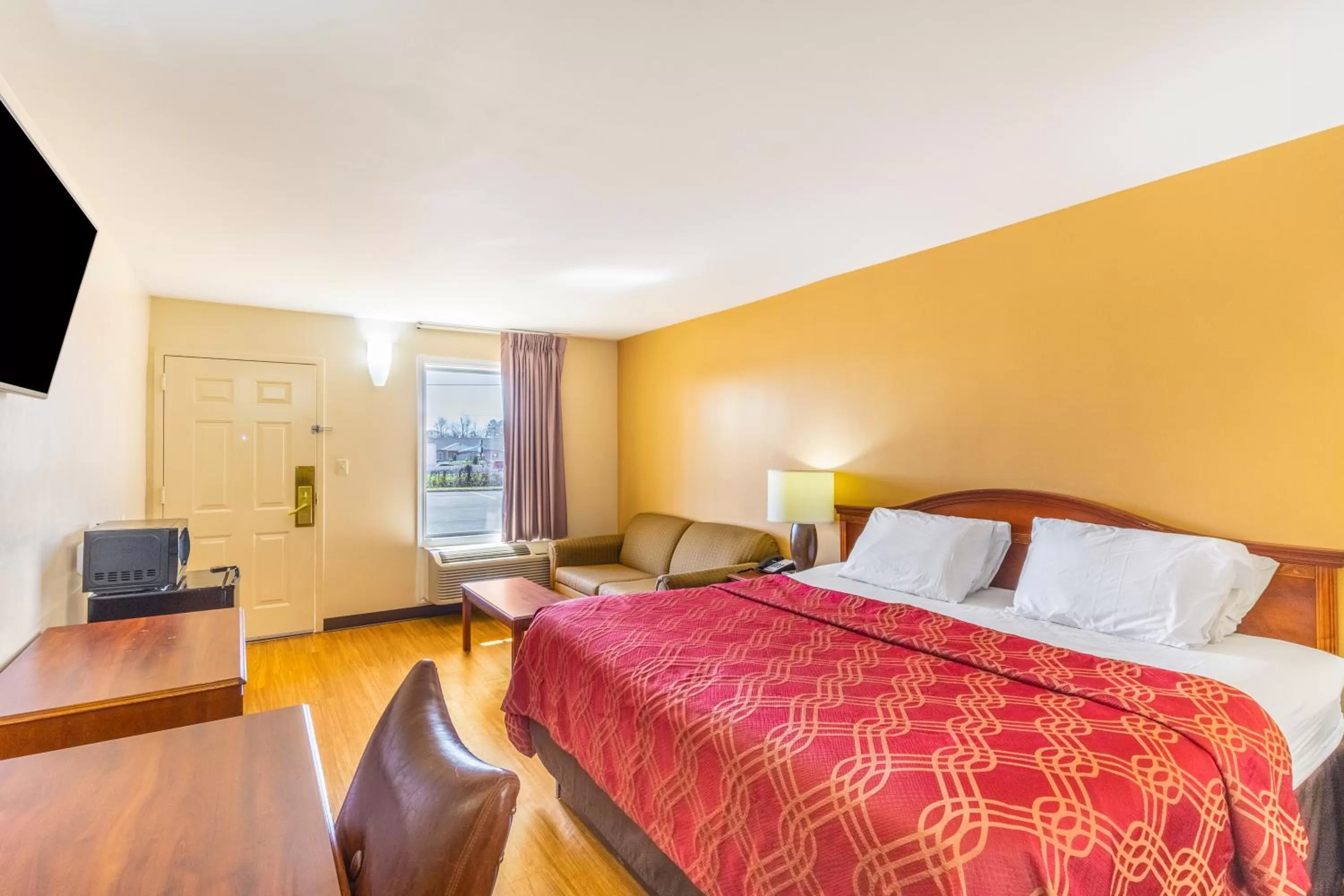 Photo of the whole room, Bed in Econo Lodge Gaffney